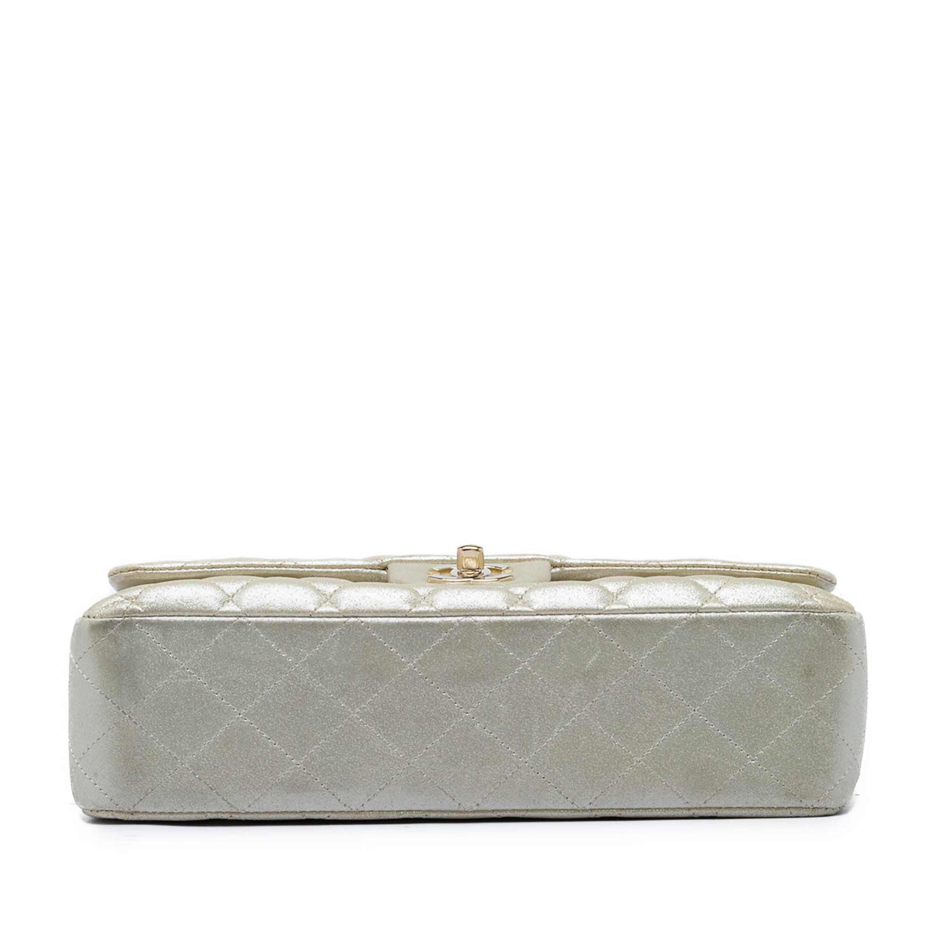 Chanel Medium Classic Iridescent Lambskin Double Flap, från Luxclusif, i färgen guld. Klicka för att öppna bilden i stort format