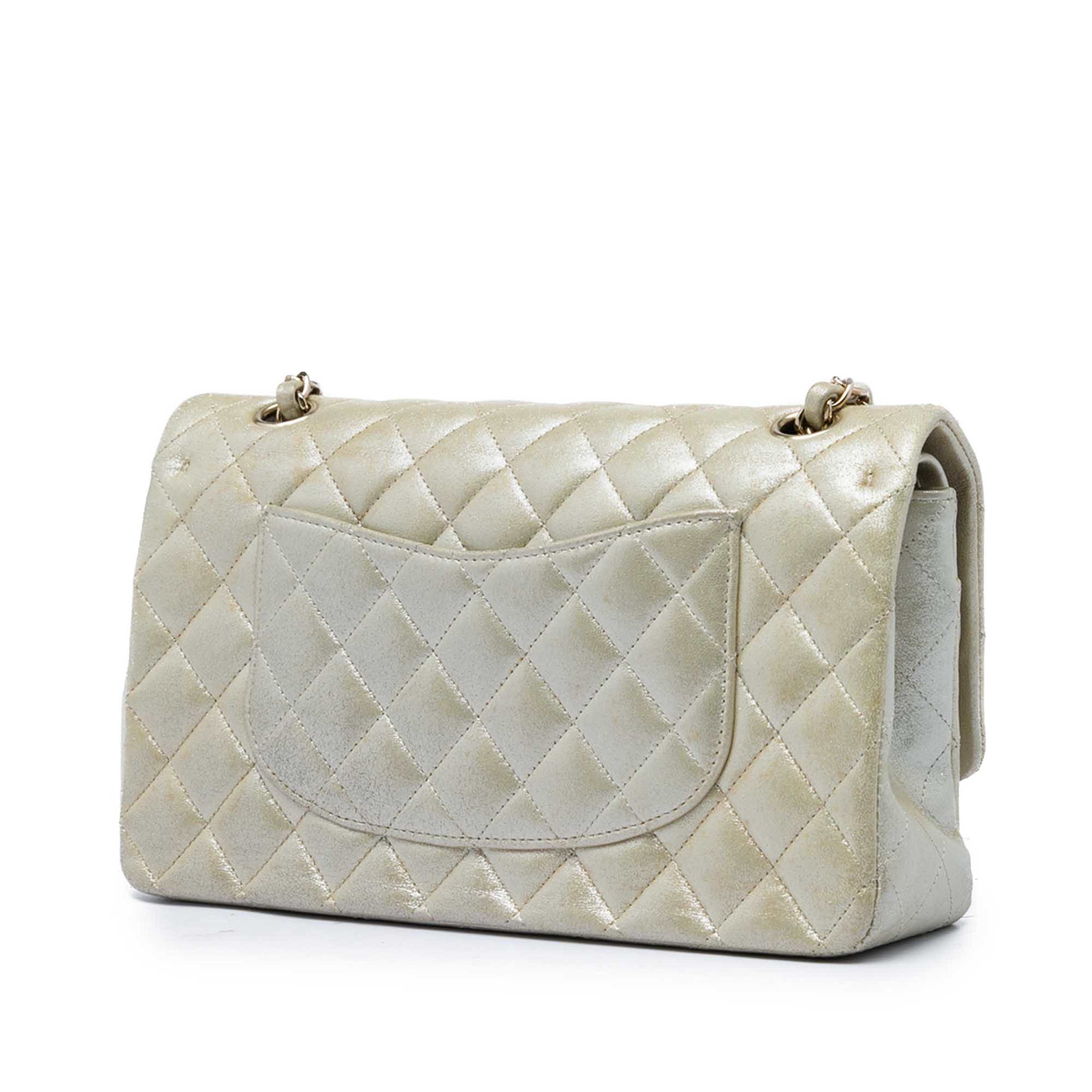 Chanel Medium Classic Iridescent Lambskin Double Flap, från Luxclusif, i färgen guld. Klicka för att öppna bilden i stort format