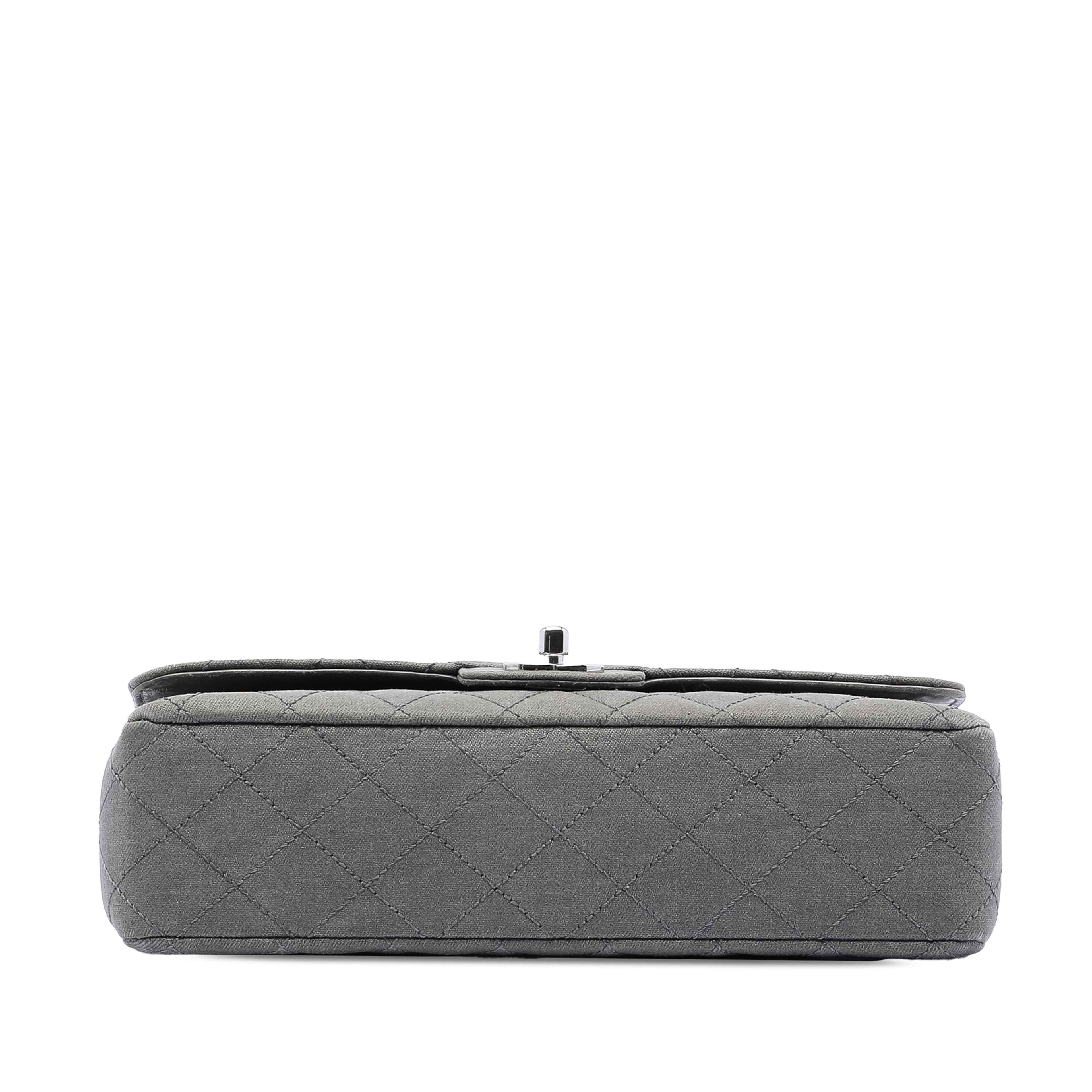 Chanel Medium Classic Suede Double Flap, från Luxclusif, i färgen gray. Klicka för att öppna bilden i stort format