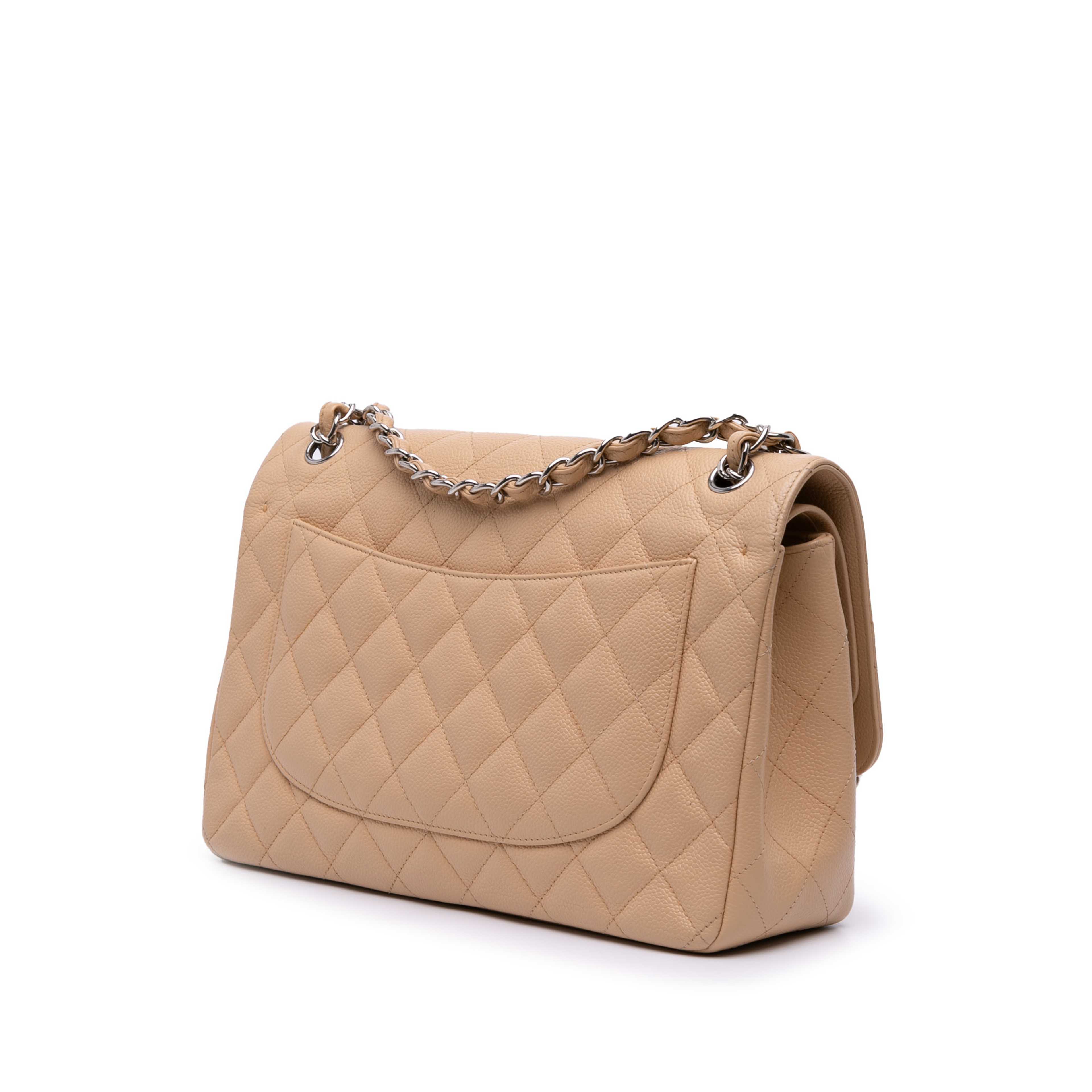Chanel Jumbo Classic Caviar Double Flap, från Luxclusif, i färgen nude.