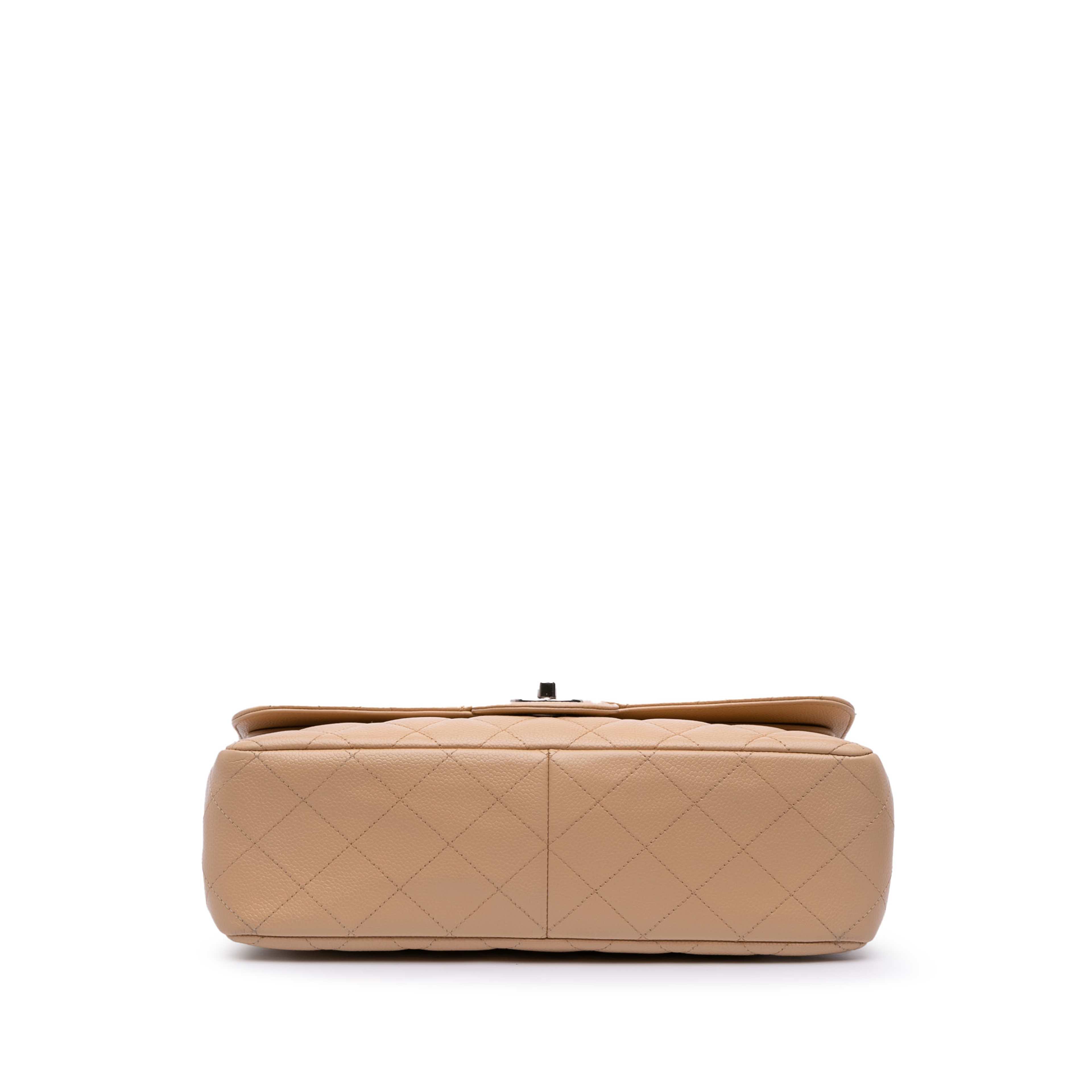 Chanel Jumbo Classic Caviar Double Flap, från Luxclusif, i färgen nude.