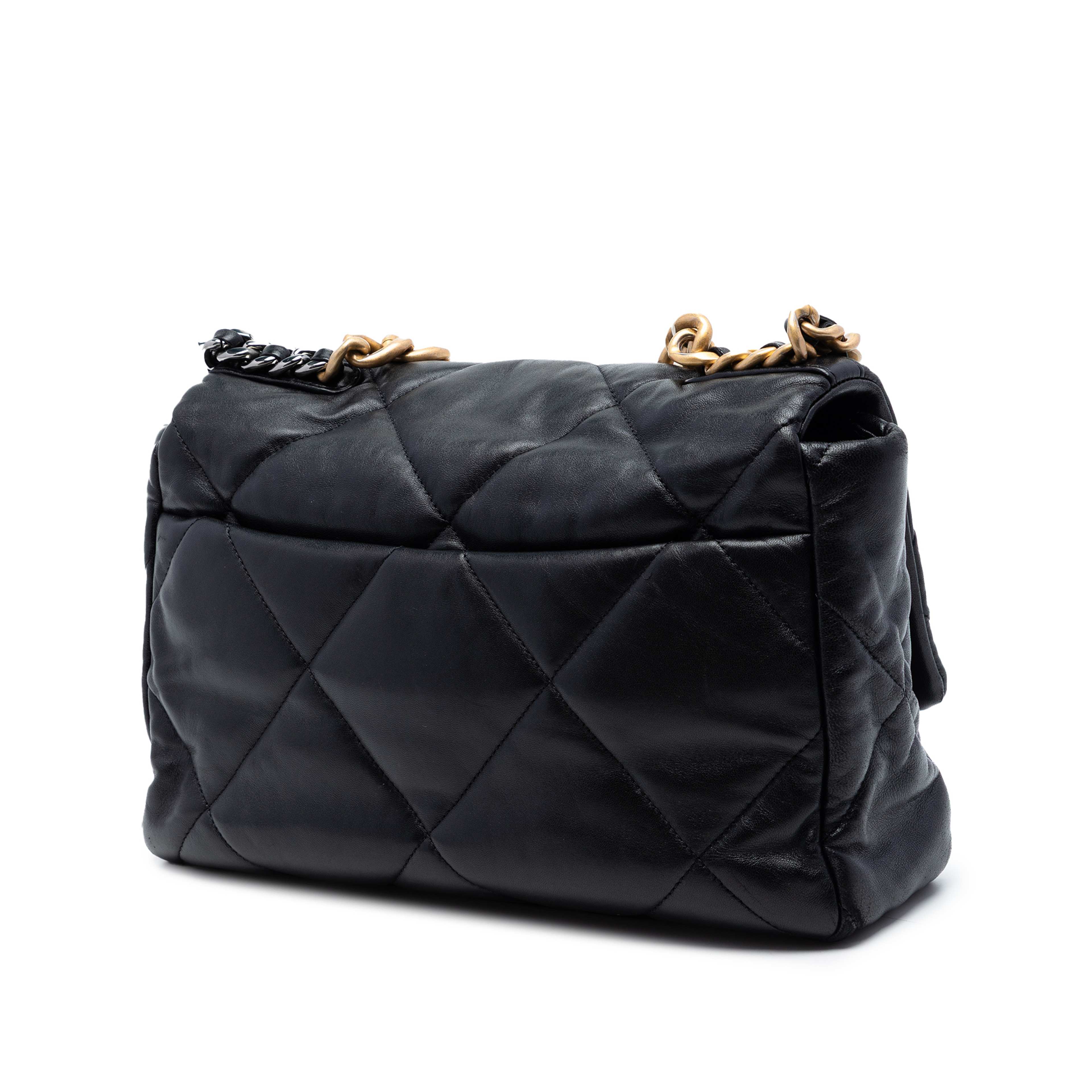 Chanel Large Lambskin 19 Flap, från Luxclusif, i färgen svart. Klicka för att öppna bilden i stort format