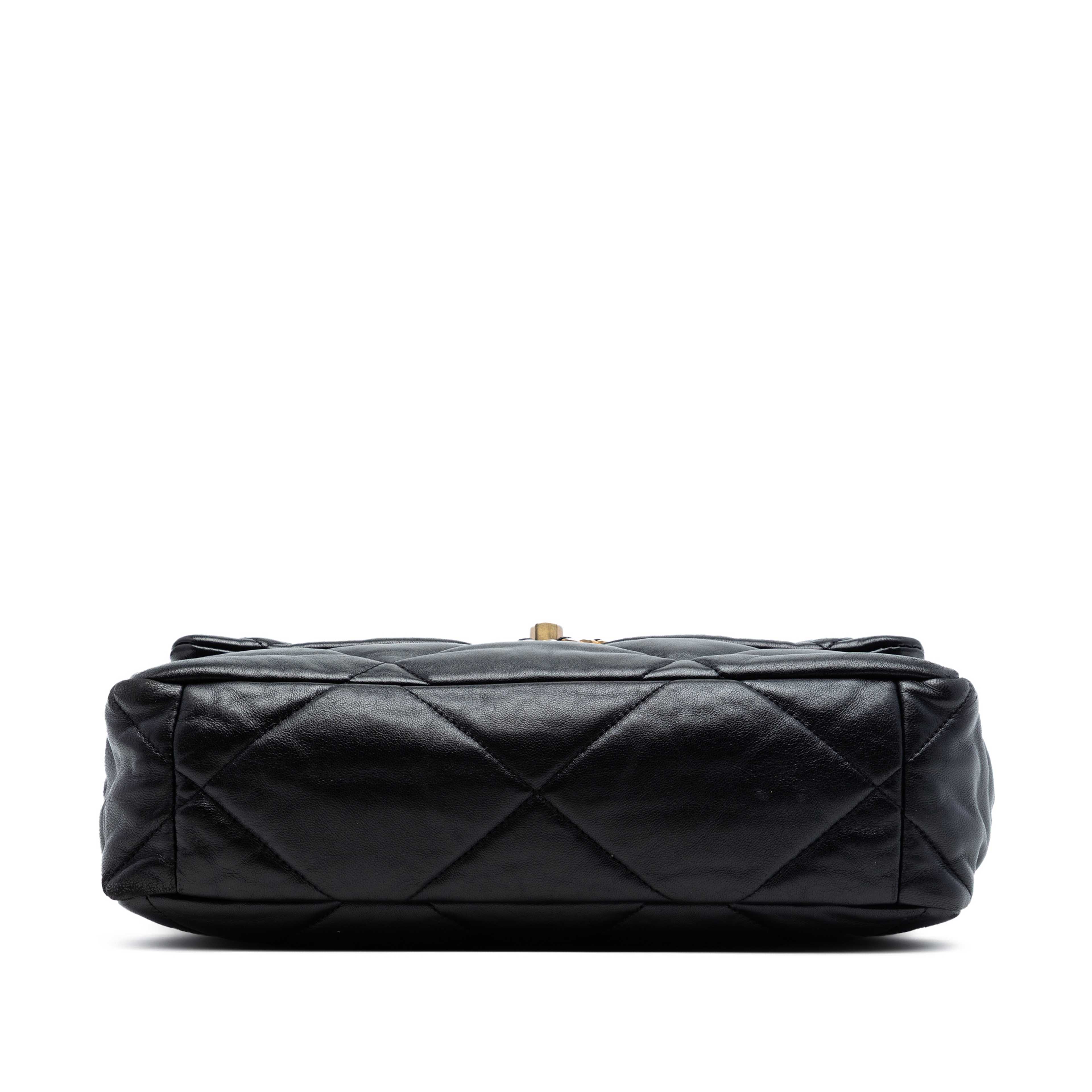 Chanel Large Lambskin 19 Flap, från Luxclusif, i färgen black. Klicka för att öppna bilden i stort format