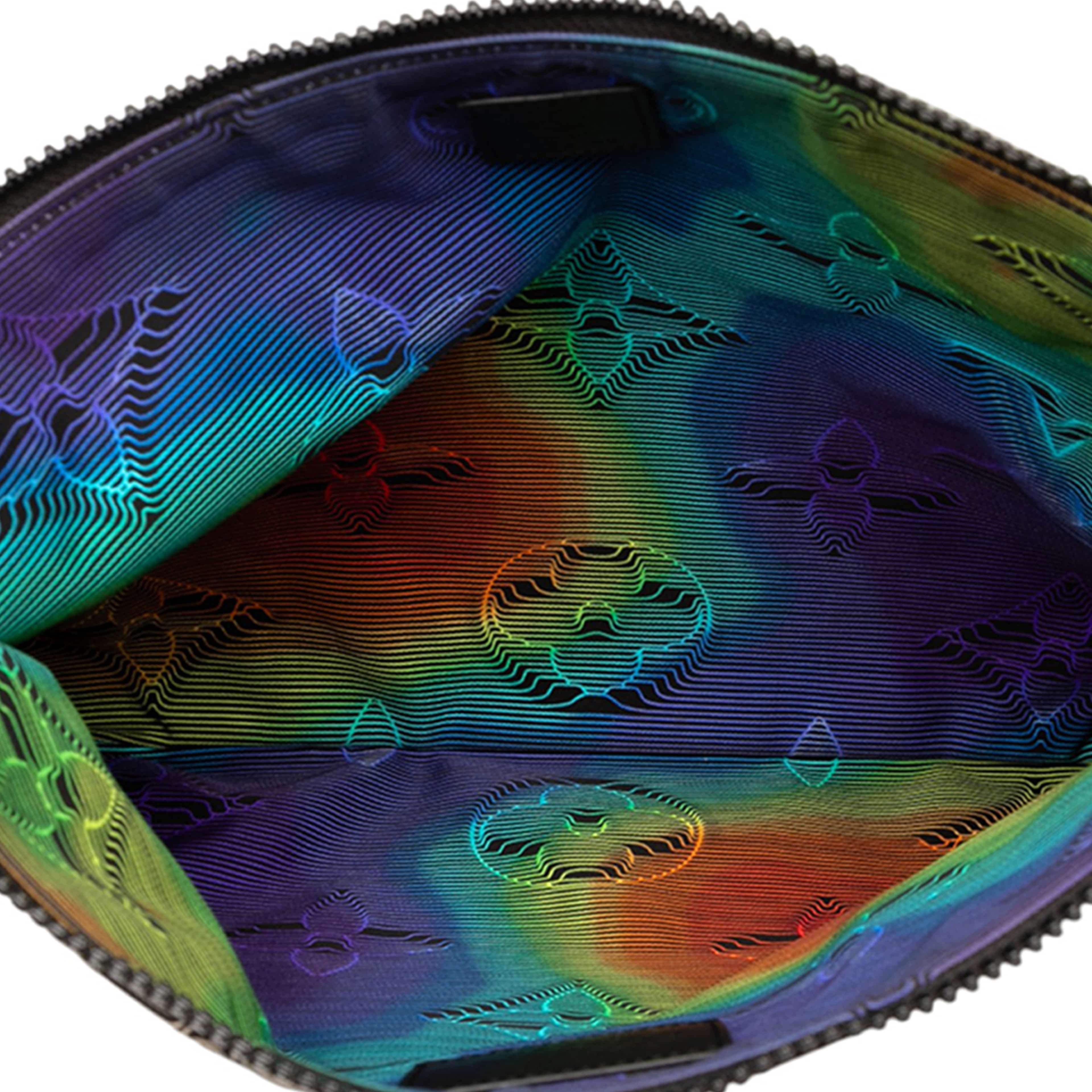 Louis Vuitton Monogram 3d 2054 Reversible Pouch, från Luxclusif, i färgen gray. Klicka för att öppna bilden i stort format