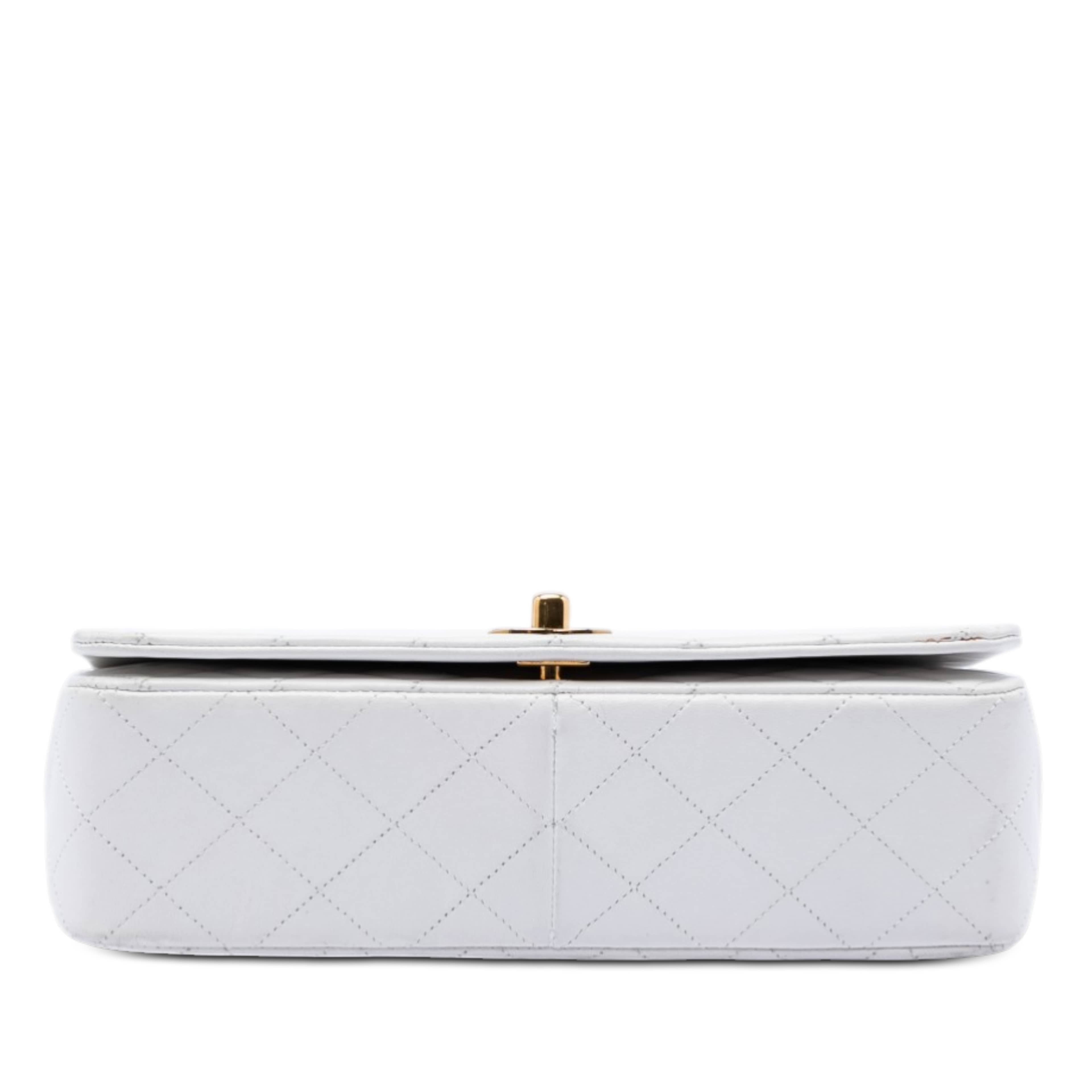 Chanel Cc Quilted Lambskin Full Single Flap, från Luxclusif, i färgen white. Klicka för att öppna bilden i stort format