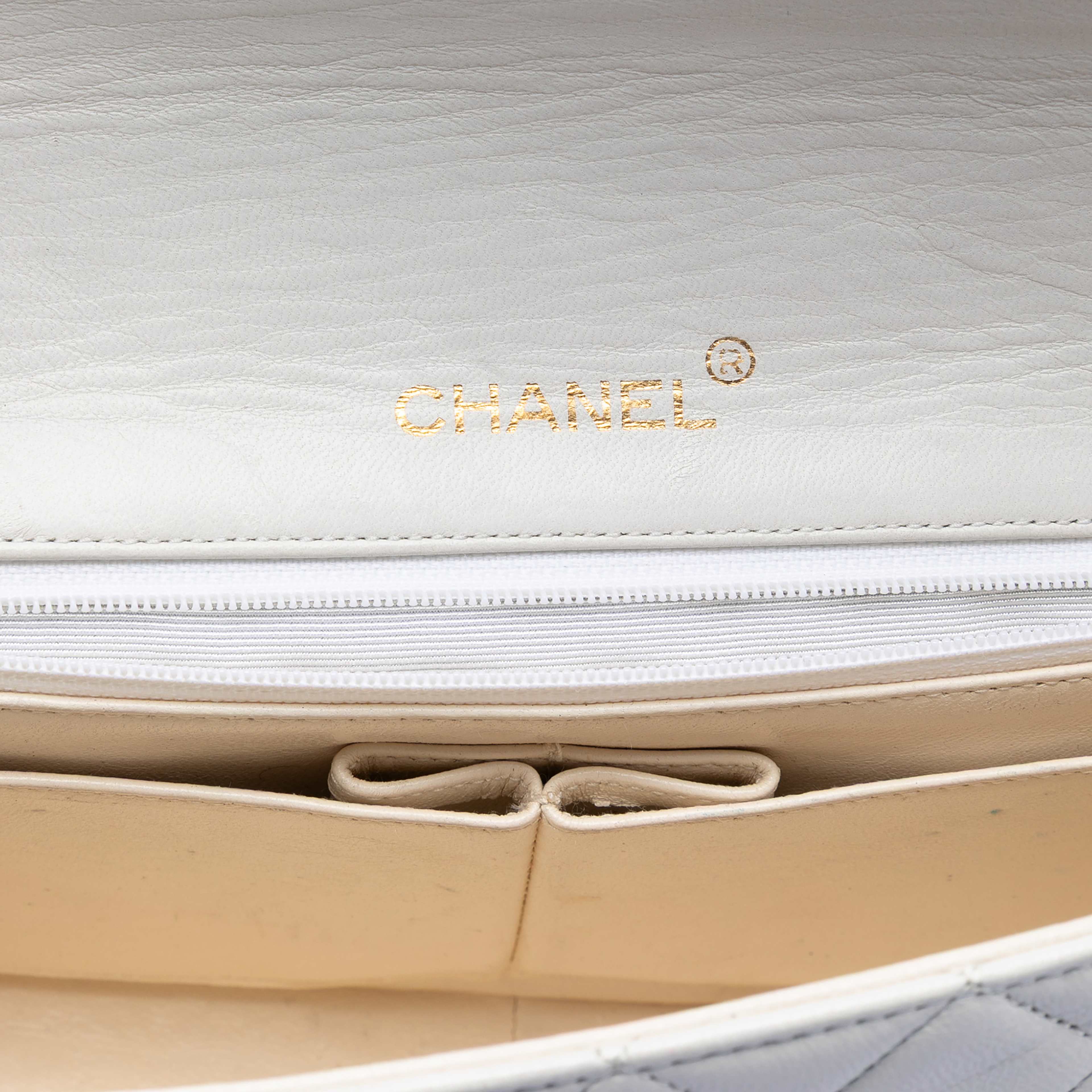 Chanel Cc Quilted Lambskin Full Single Flap, från Luxclusif, i färgen white. Klicka för att öppna bilden i stort format