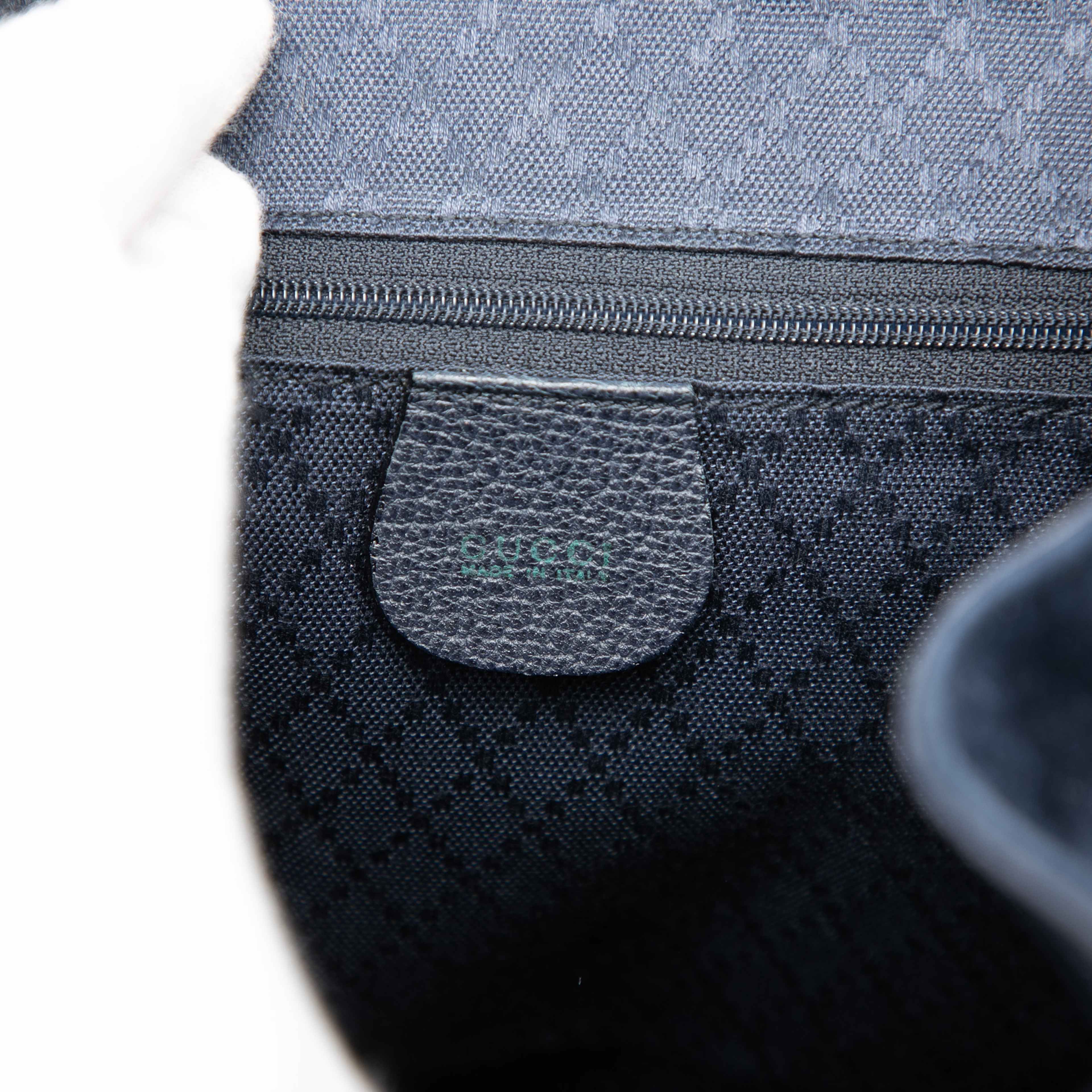 Gucci Suede Bamboo Backpack, från Luxclusif, i färgen navy. Klicka för att öppna bilden i stort format