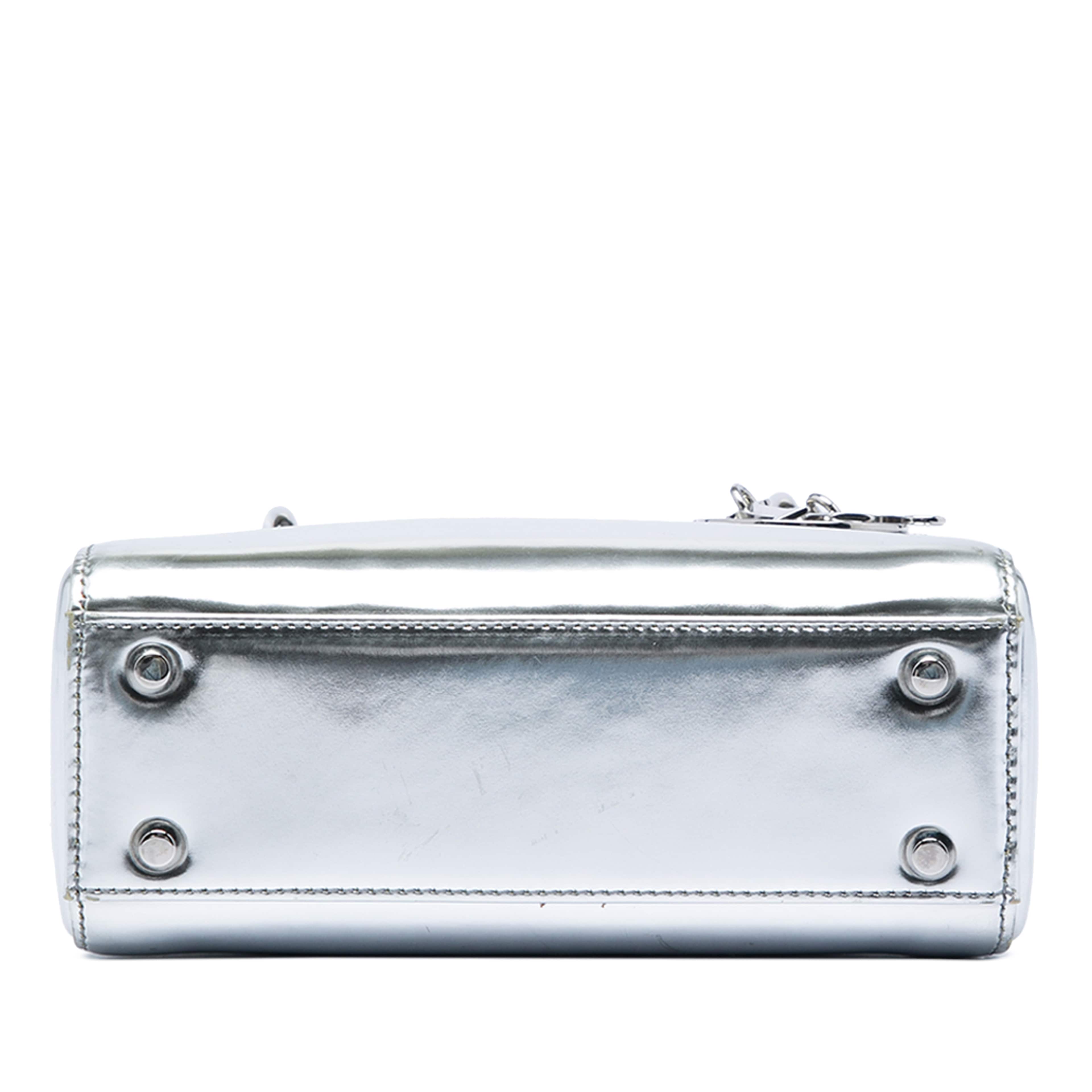 Dior Mini Metallic Patent Lady Dior, från Luxclusif, i färgen silver. Klicka för att öppna bilden i stort format