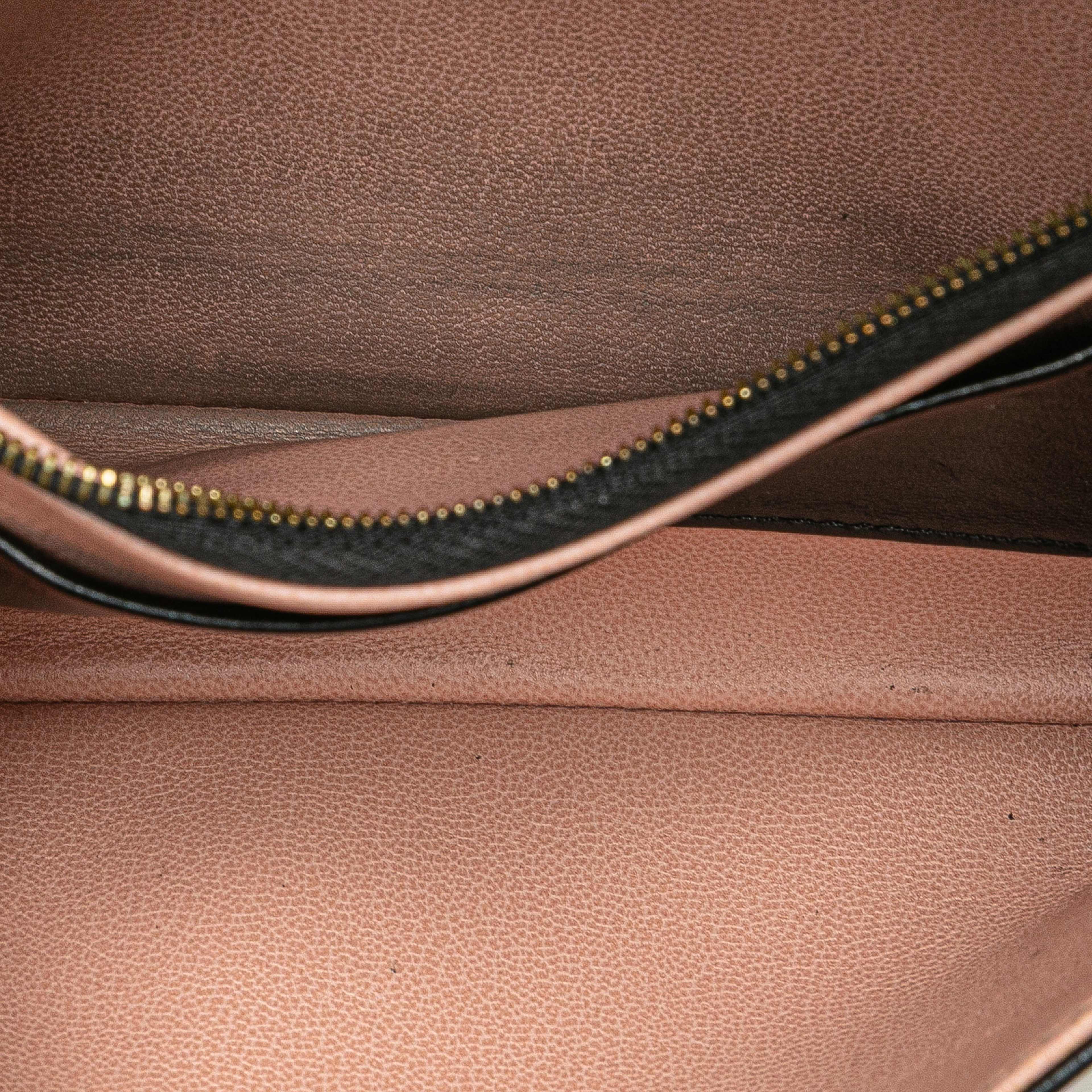 Louis Vuitton Monogram Embossed Pochette Coussin, från Luxclusif, i färgen black. Klicka för att öppna bilden i stort format