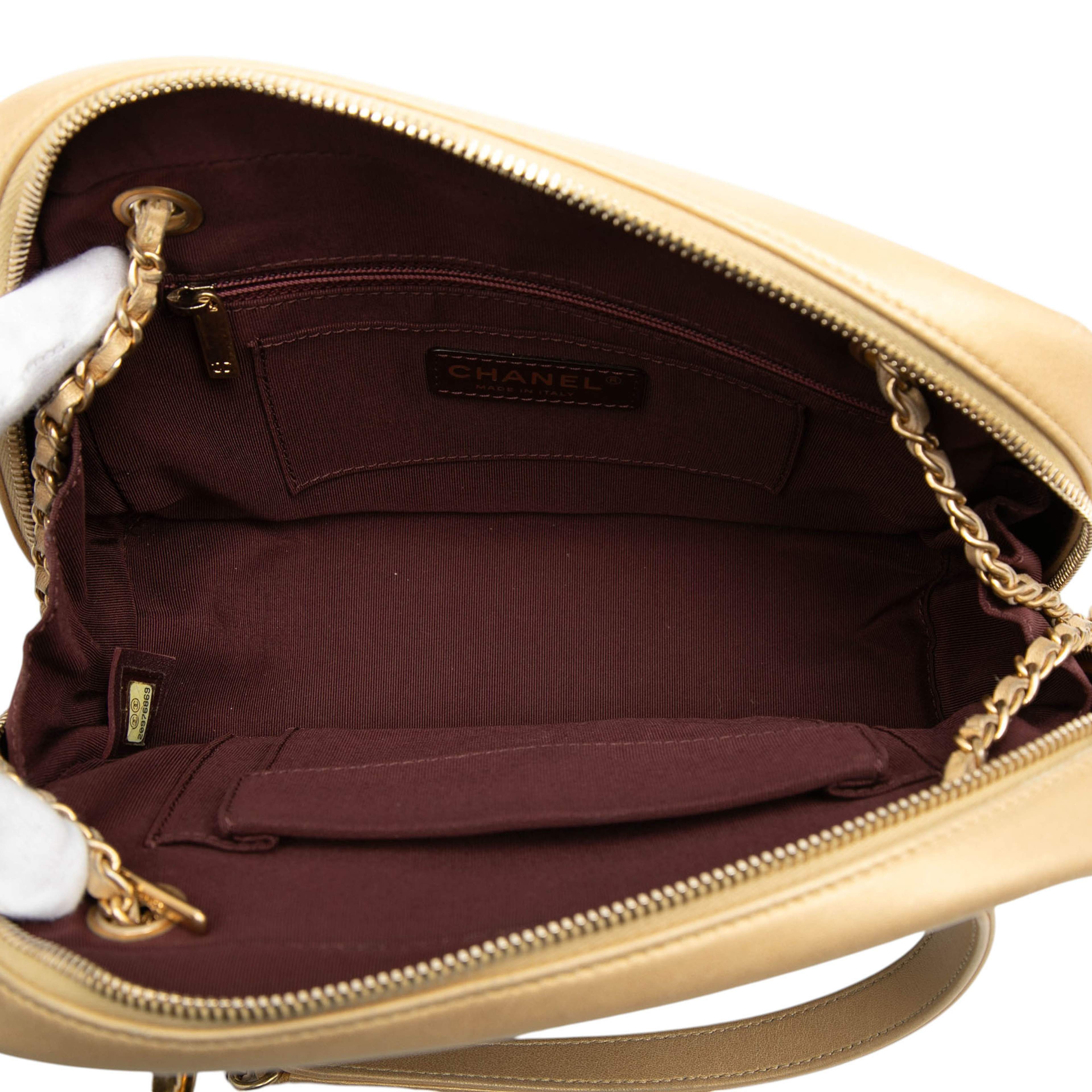 Chanel Cc Chevron Lambskin Camera Shoulder Bag, från Luxclusif, i färgen black. Klicka för att öppna bilden i stort format