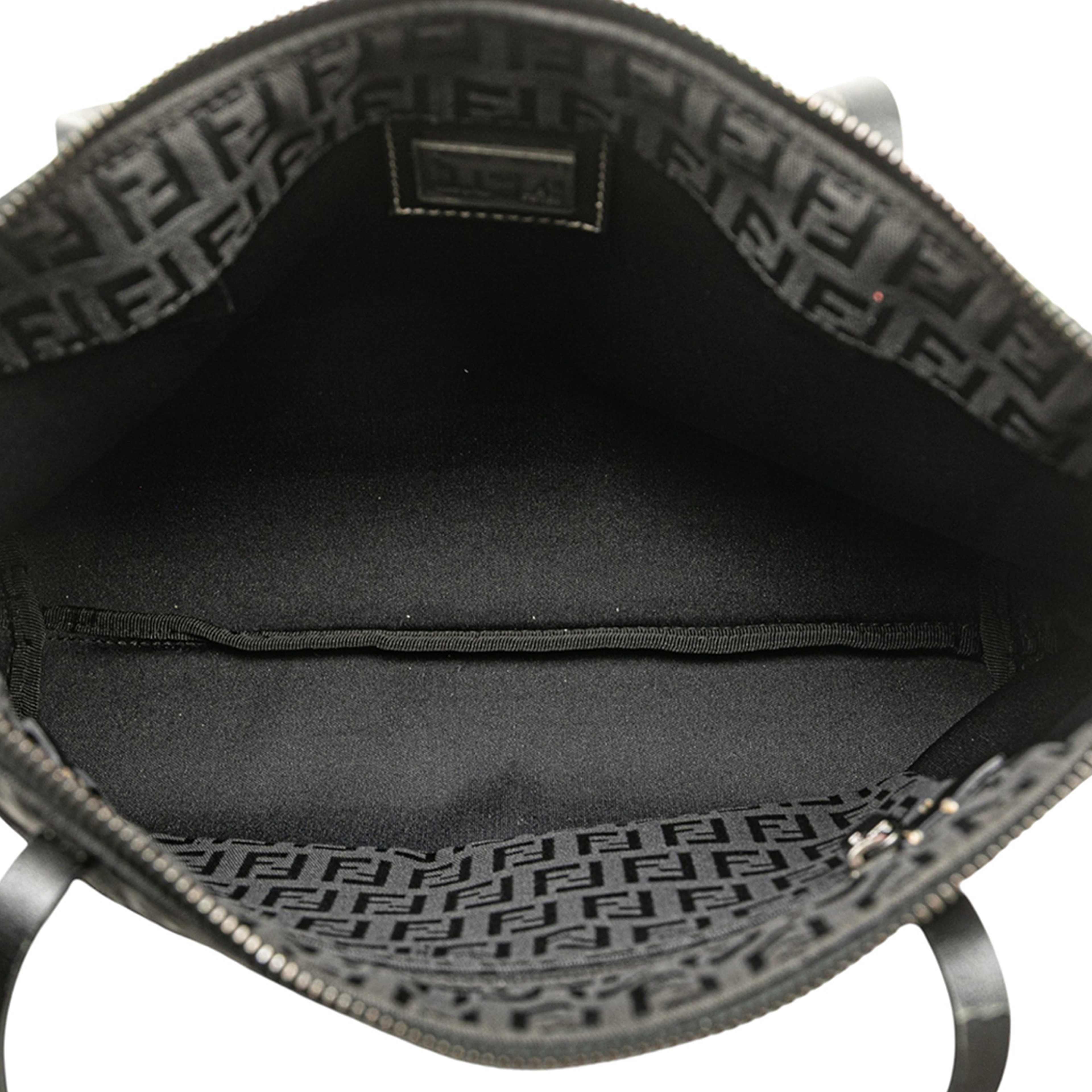 Fendi Zucchino Canvas Tote, från Luxclusif, i färgen black. Klicka för att öppna bilden i stort format