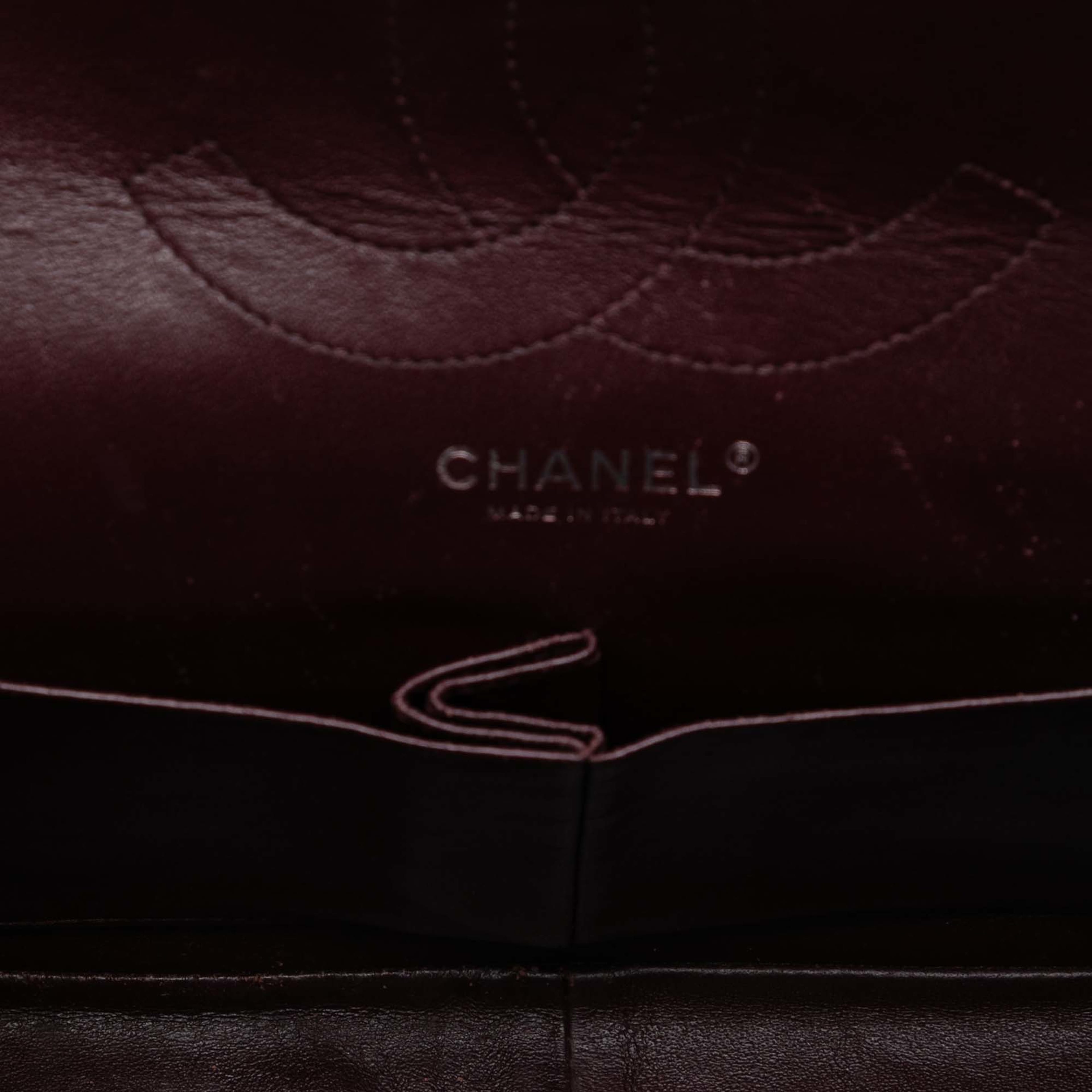 Chanel Jumbo Classic Caviar Double Flap, från Luxclusif, i färgen black. Klicka för att öppna bilden i stort format