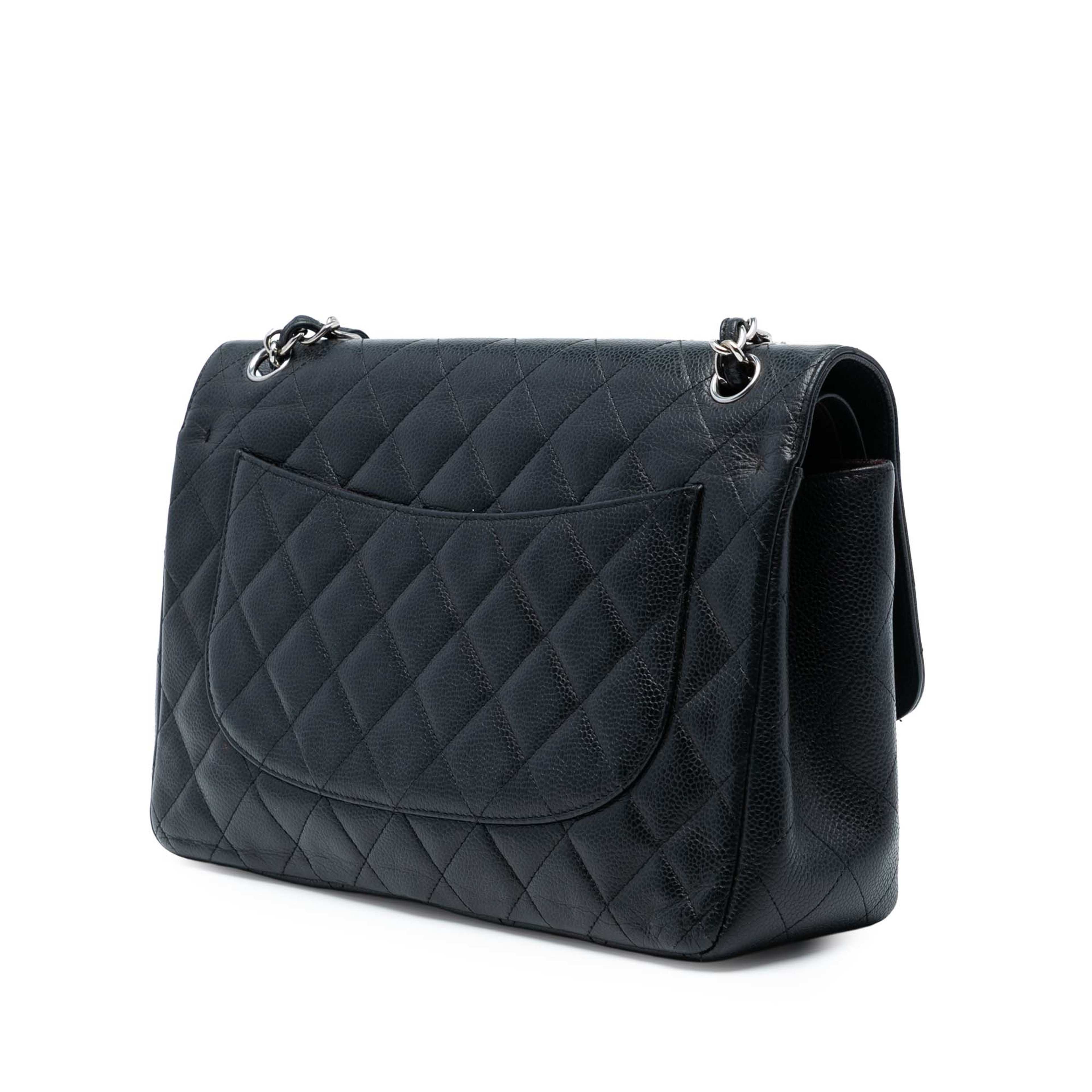 Chanel Jumbo Classic Caviar Double Flap, från Luxclusif, i färgen black. Klicka för att öppna bilden i stort format