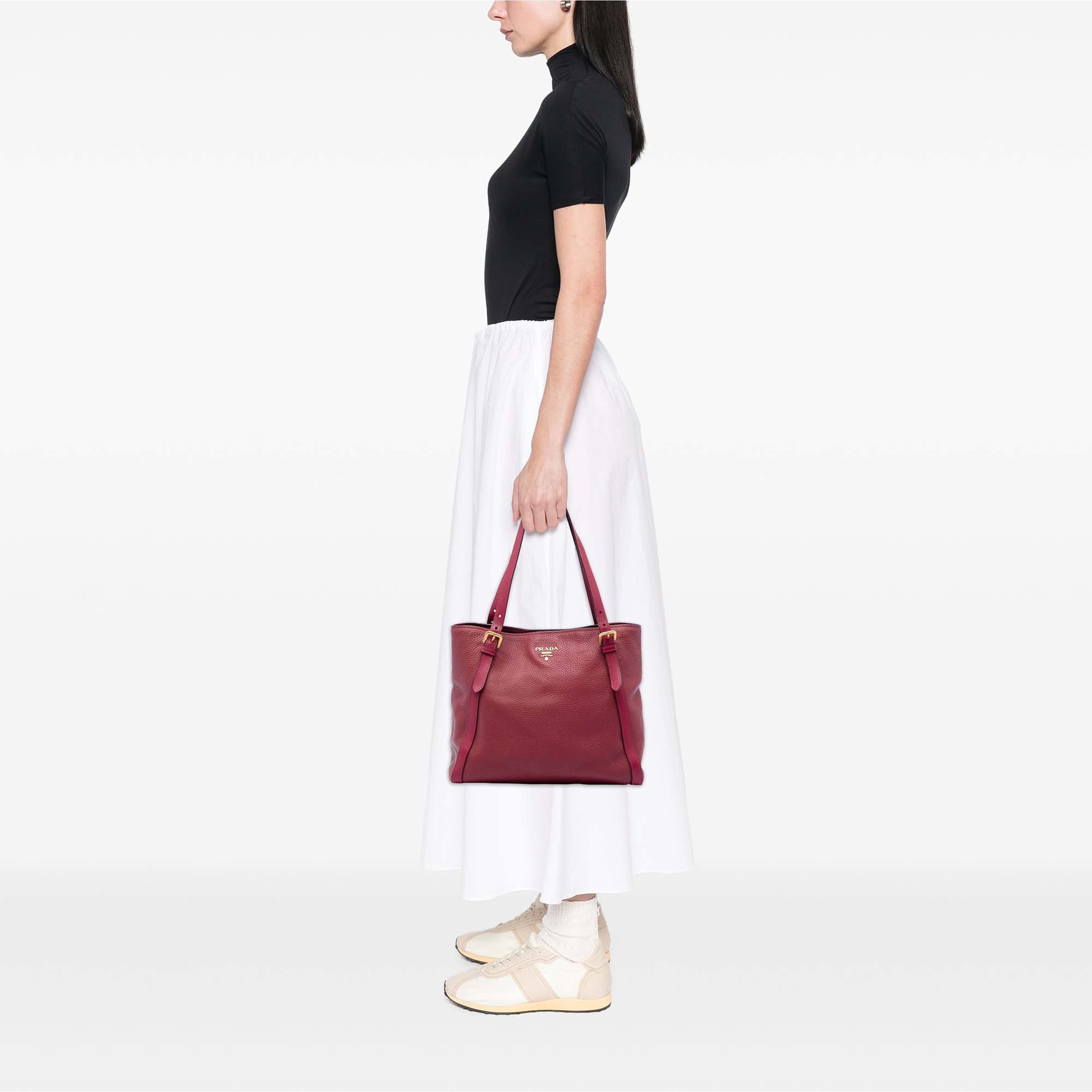 Prada Vitello Daino Shopping Tote, från Luxclusif, i färgen röd. Klicka för att öppna bilden i stort format