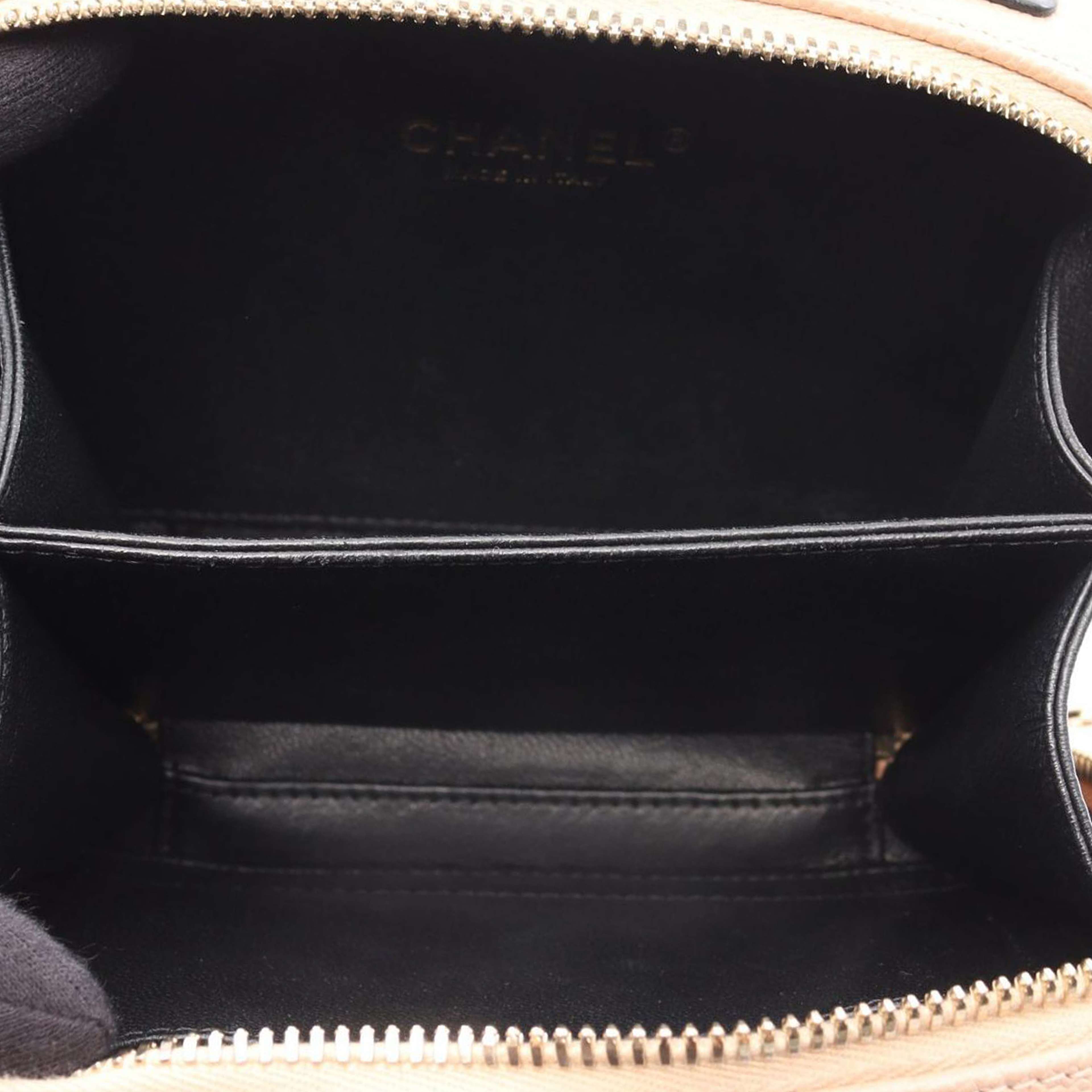 Chanel Small Caviar Cc Filigree Vanity Case, från Luxclusif, i färgen nude. Klicka för att öppna bilden i stort format