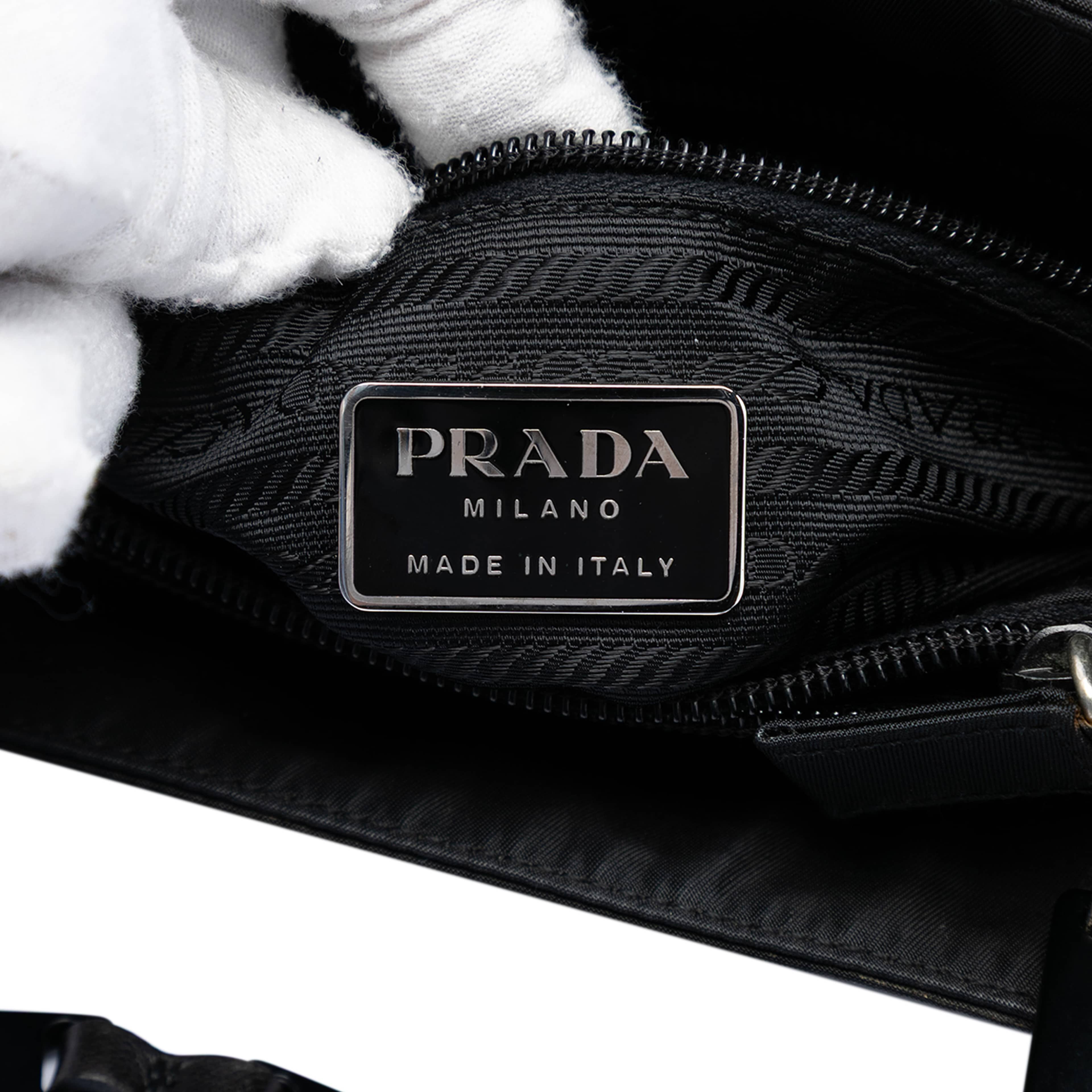 Prada Tessuto Impunto Chain Tote, från Luxclusif, i färgen black. Klicka för att öppna bilden i stort format