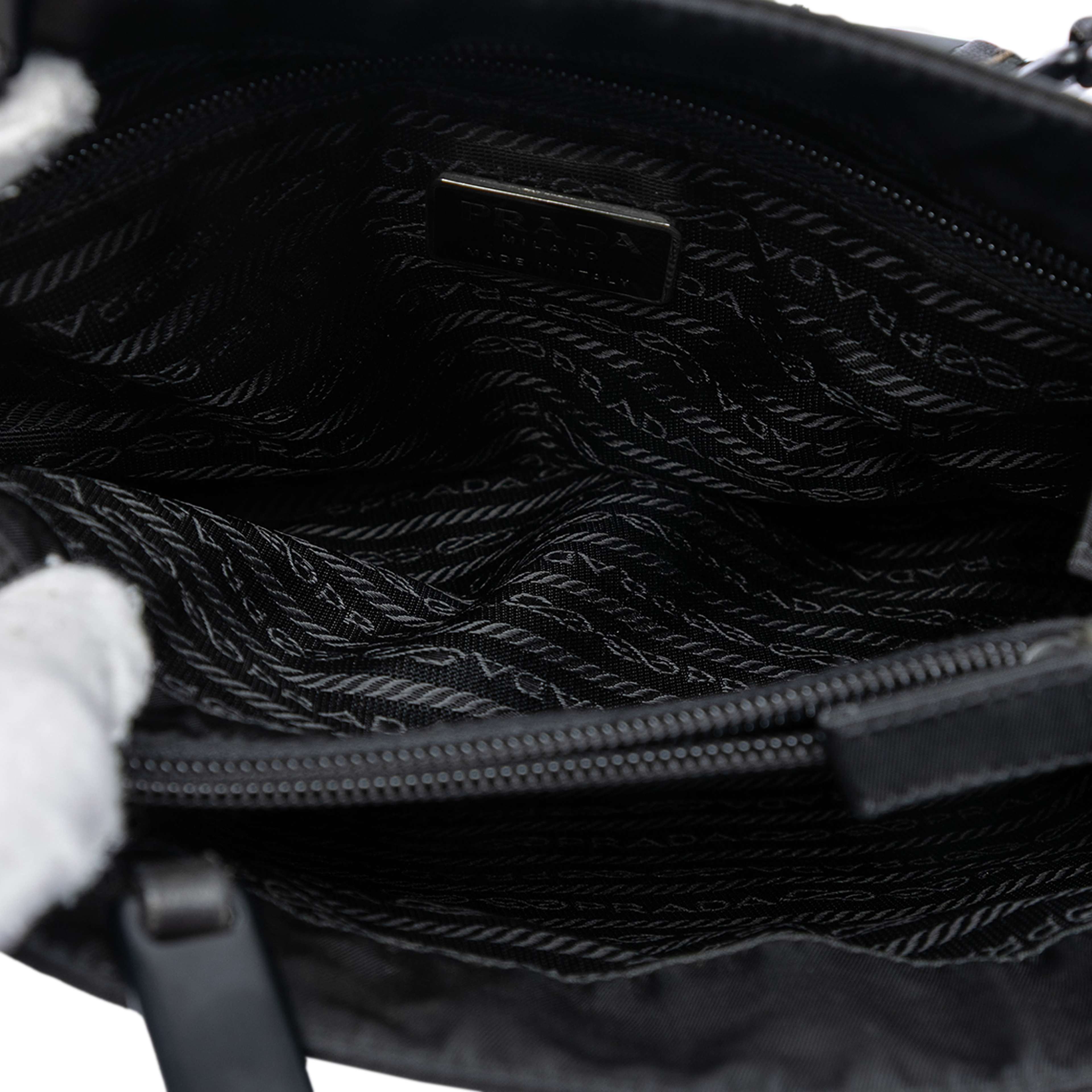 Prada Tessuto Impunto Chain Tote, från Luxclusif, i färgen black. Klicka för att öppna bilden i stort format