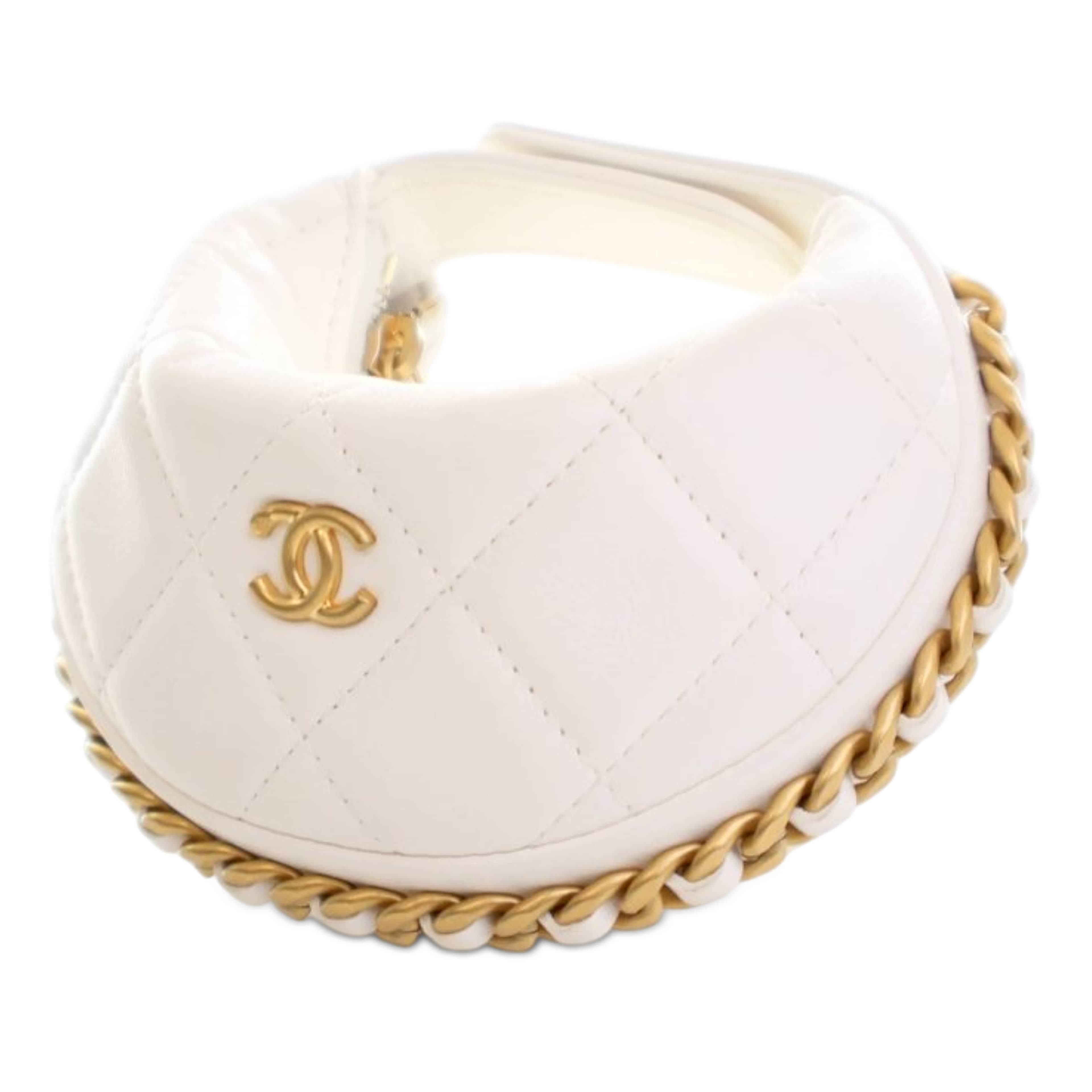 Chanel Mini Shiny Crumpled Quilted Lambskin Chain Around Pouch, från Luxclusif, i färgen white. Klicka för att öppna bilden i stort format