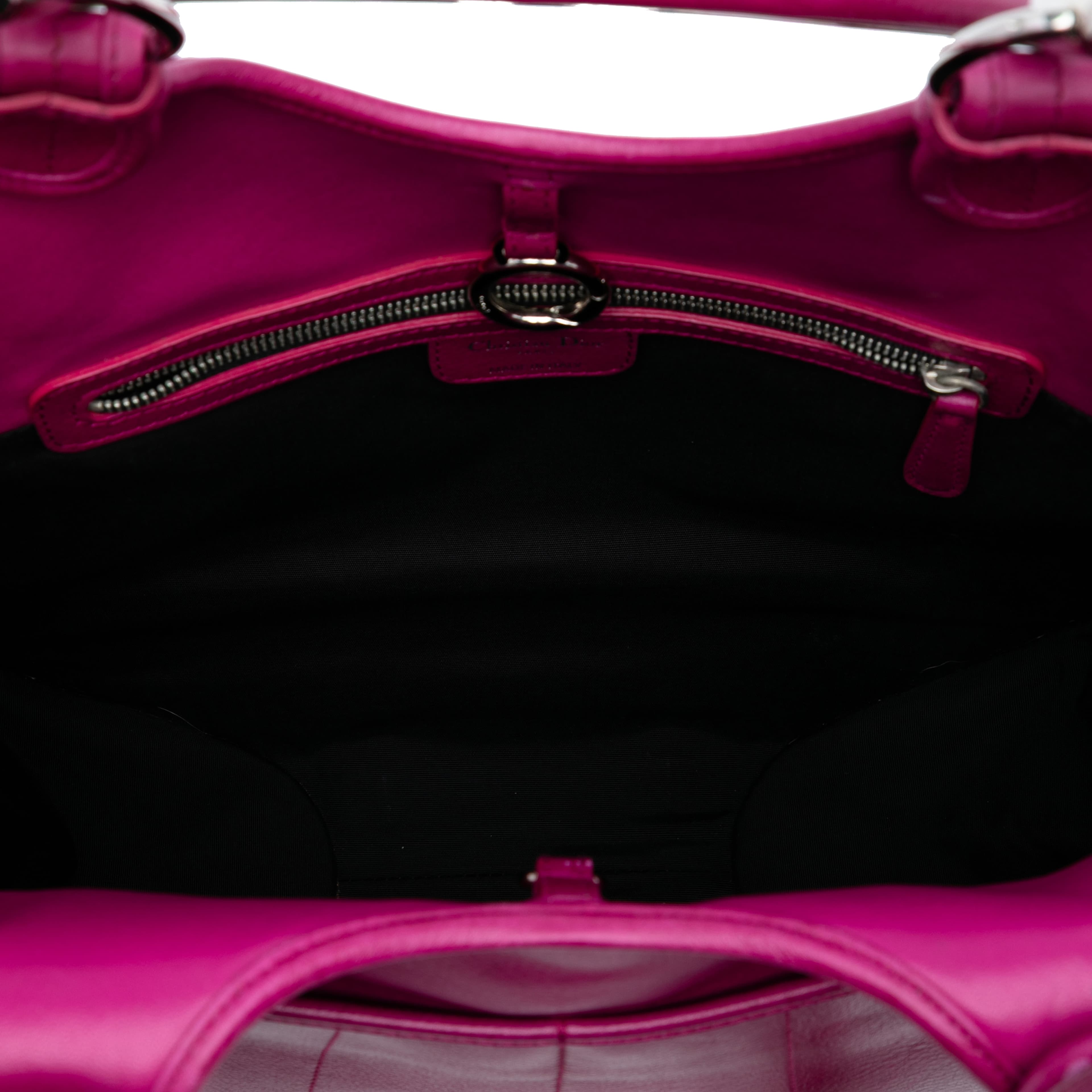 Dior Medium Leather 61 Hobo, från Luxclusif, i färgen dark pink. Klicka för att öppna bilden i stort format