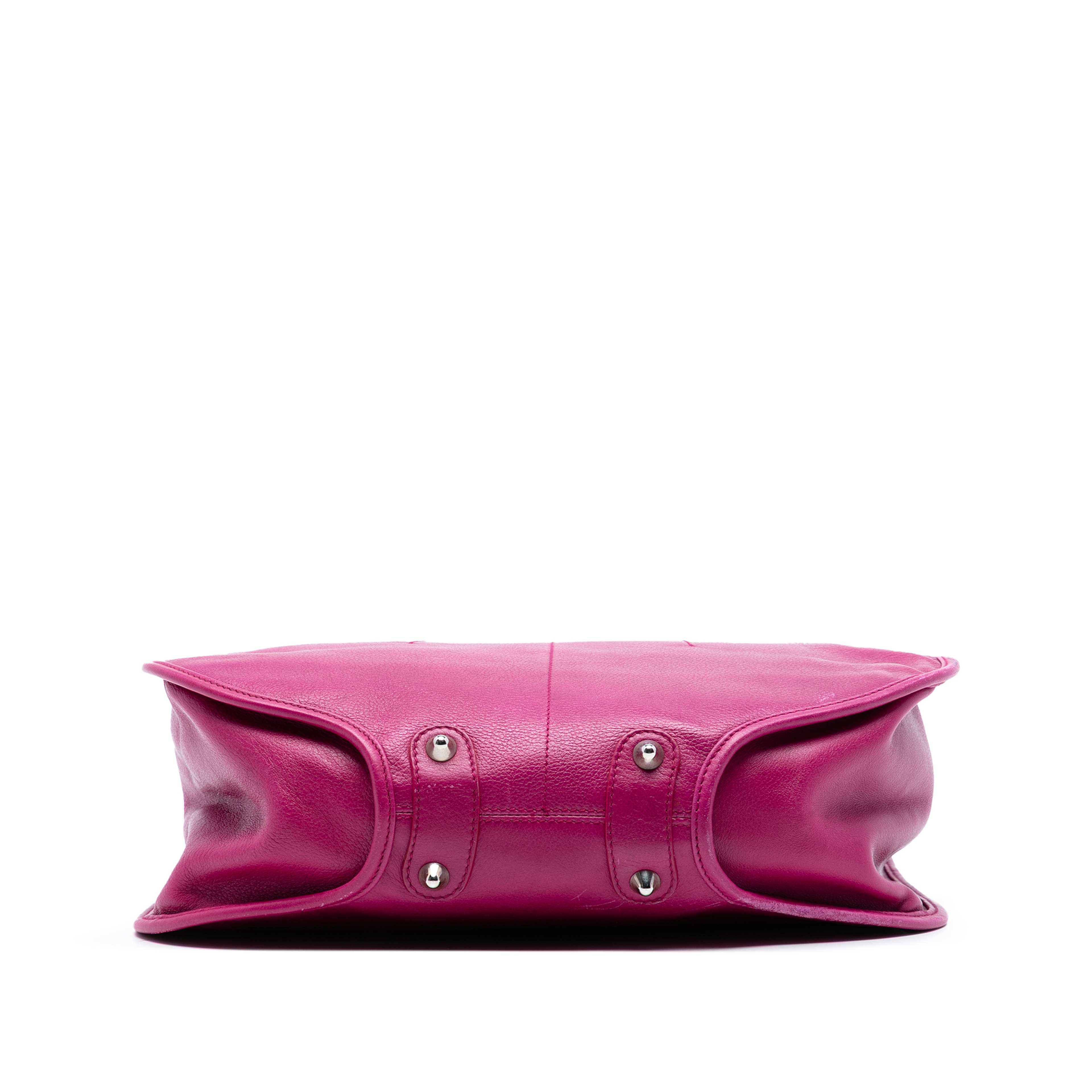 Dior Medium Leather 61 Hobo, från Luxclusif, i färgen dark pink. Klicka för att öppna bilden i stort format