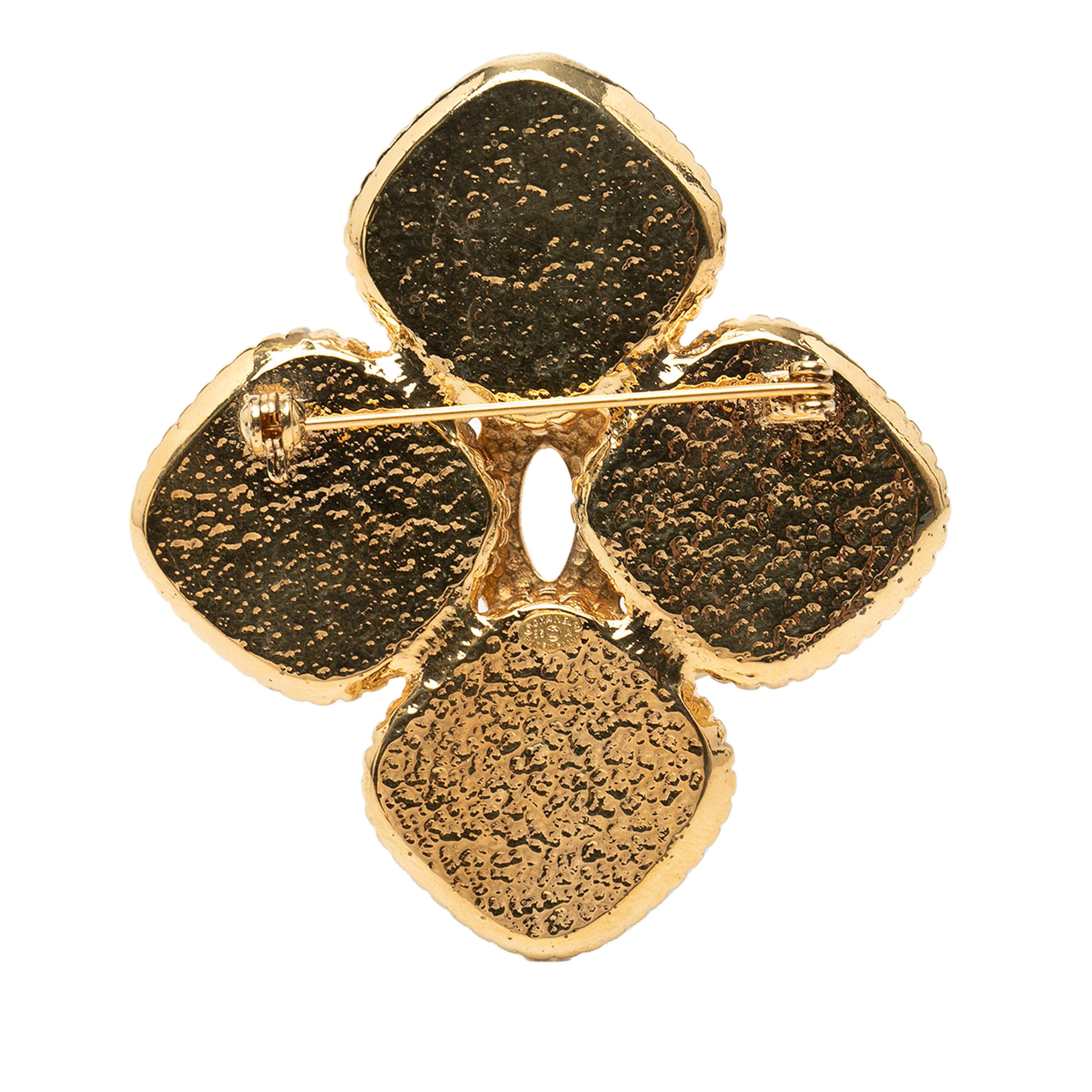 Chanel Gold Plated Coco Mark Flower Brooch, från Luxclusif, i färgen guld. Klicka för att öppna bilden i stort format
