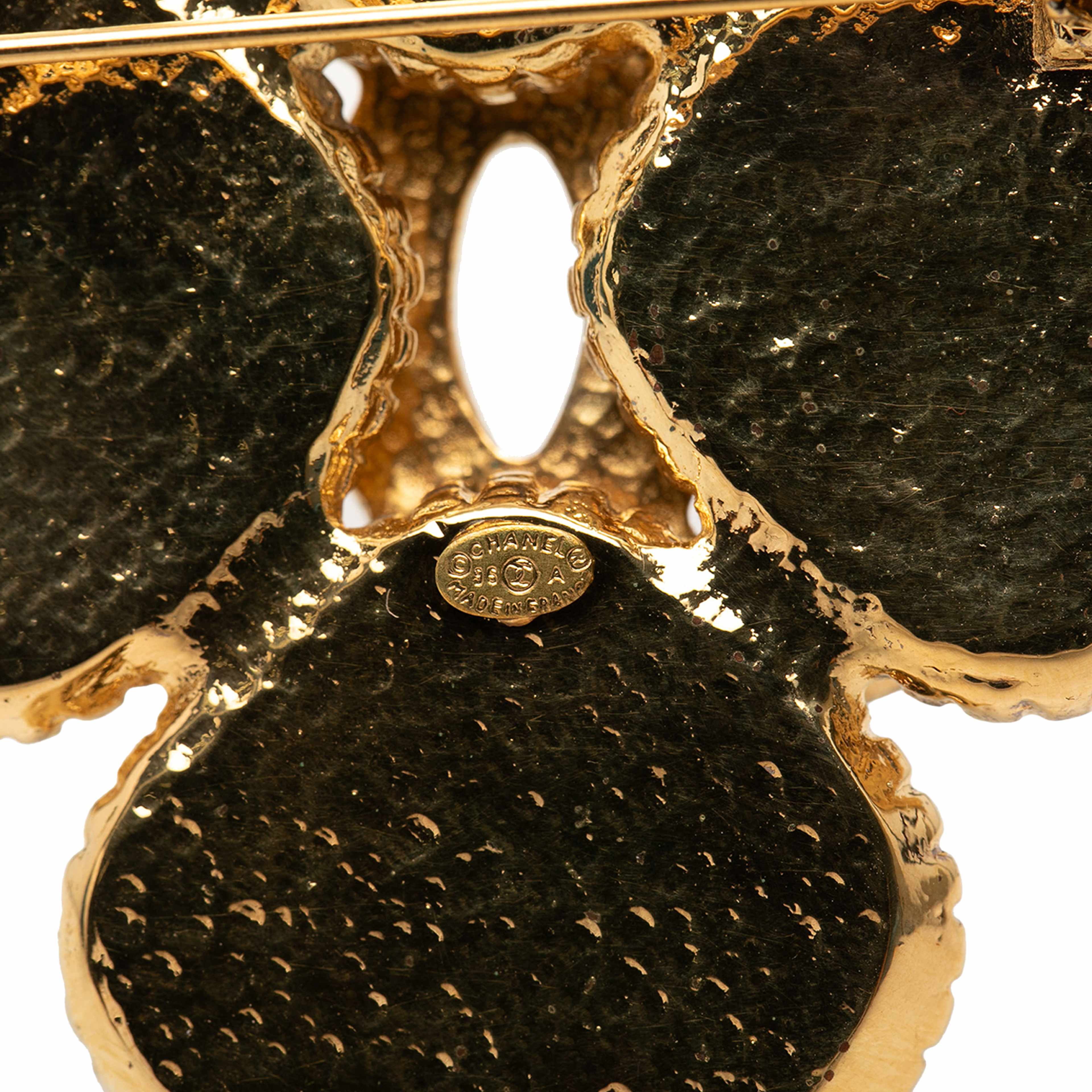 Chanel Gold Plated Coco Mark Flower Brooch, från Luxclusif, i färgen guld. Klicka för att öppna bilden i stort format