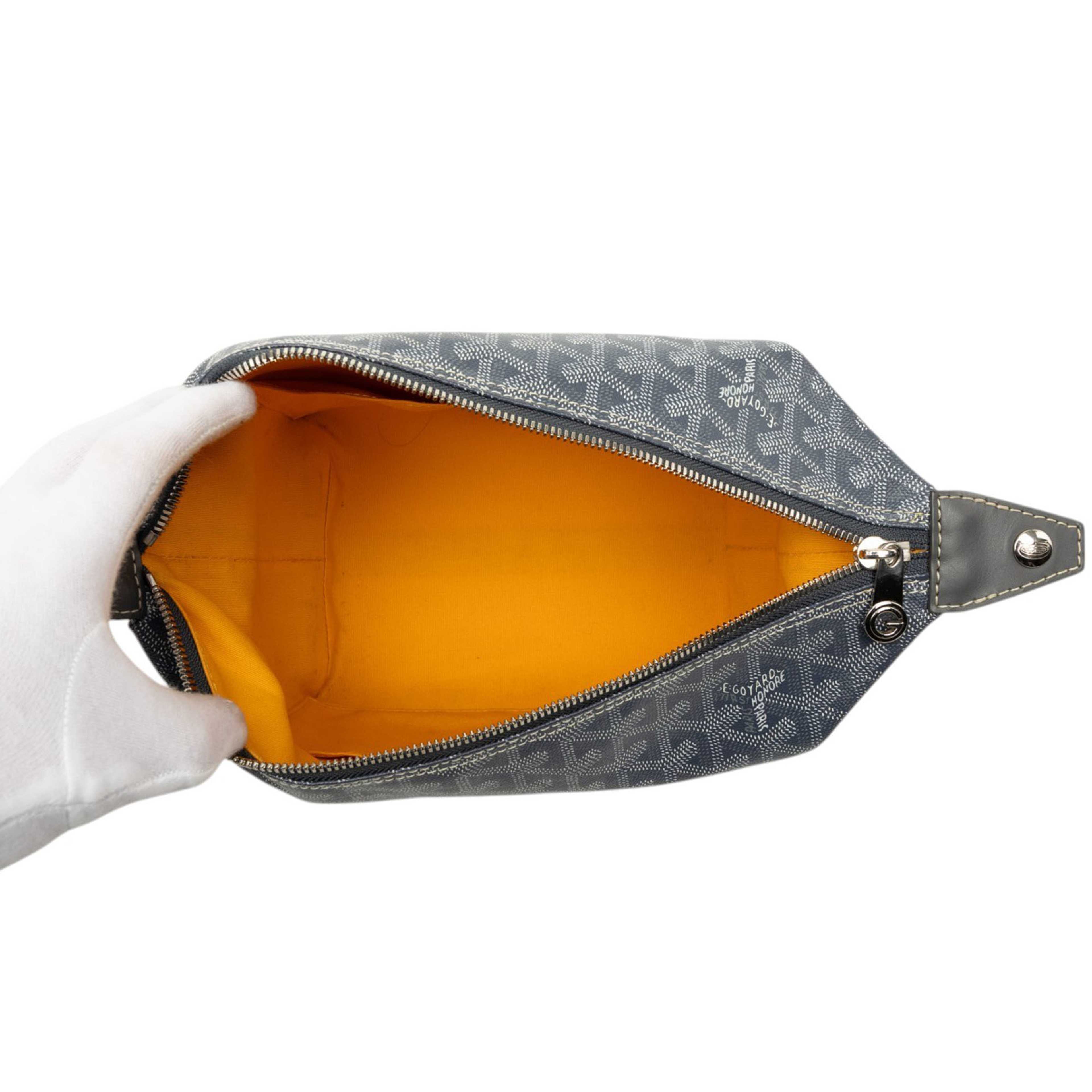 Goyard Goyardine Boeing 25 Toiletry Pouch, från Luxclusif, i färgen grå. Klicka för att öppna bilden i stort format