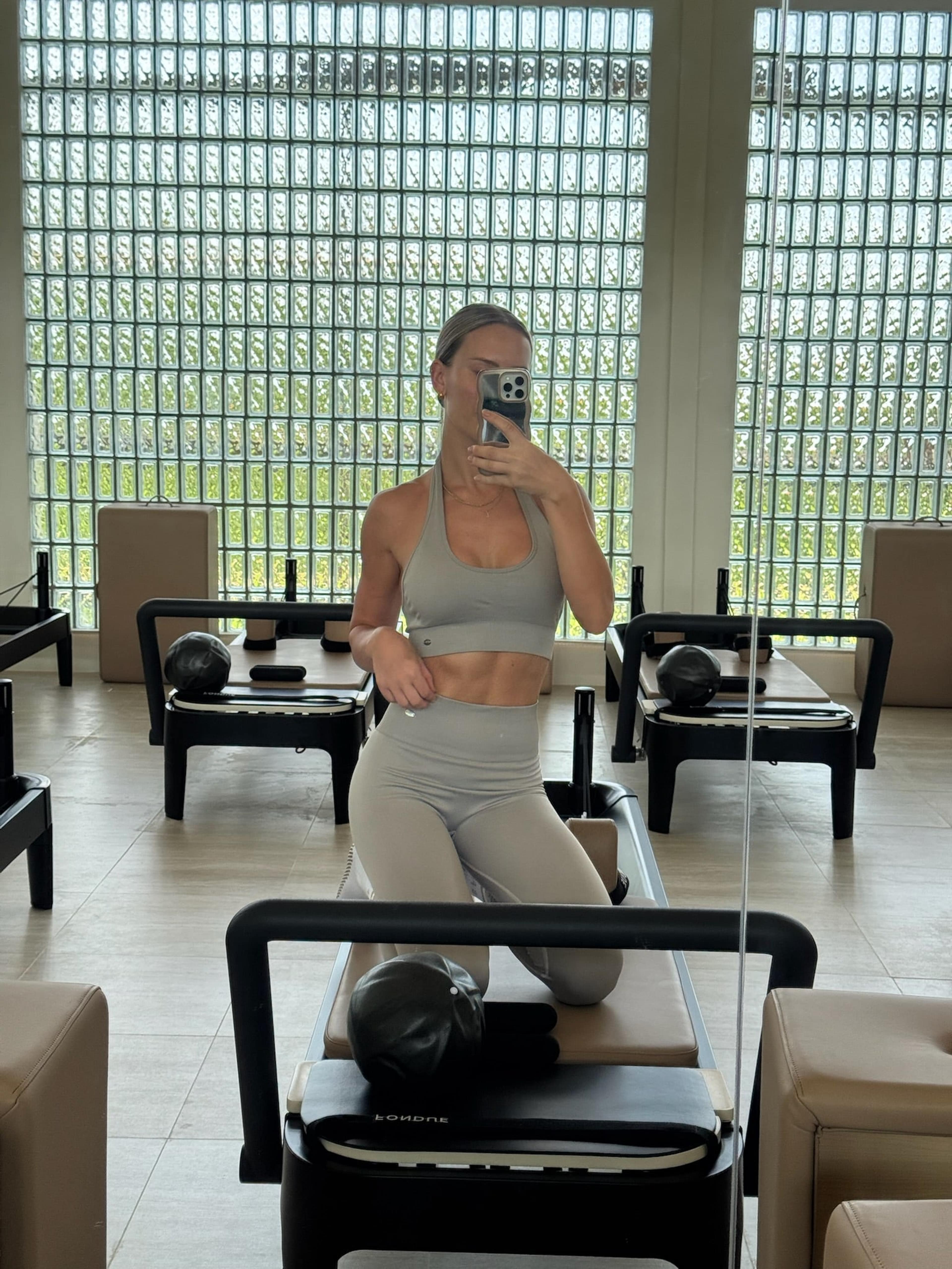 Seamless Halterneck Sports Bra, från Drop of Mindfulness, i färgen greige. Klicka för att öppna bilden i stort format