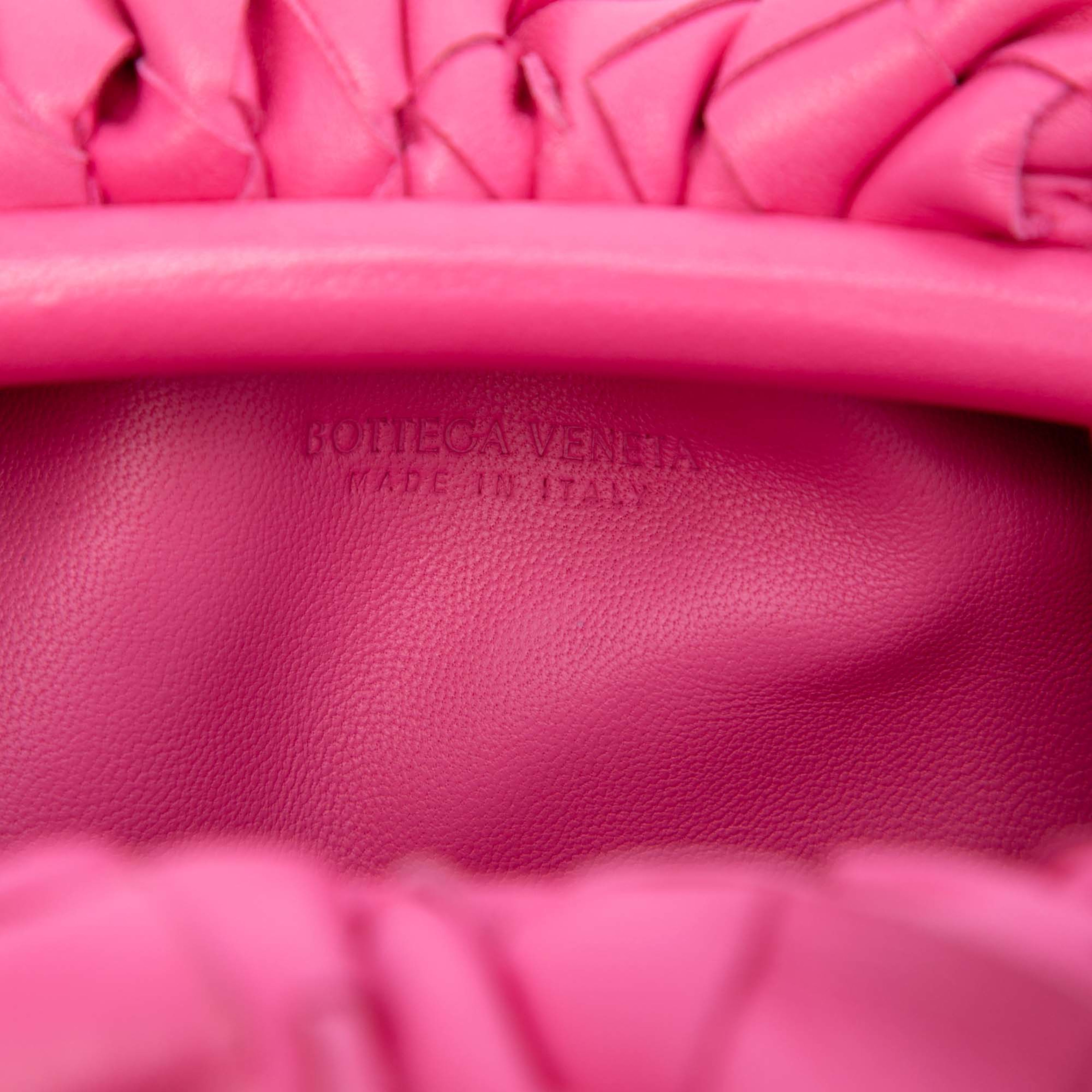 Bottega Veneta Nappa Intrecciato The Mini Pouch Crossbody, från Luxclusif, i färgen rosa. Klicka för att öppna bilden i stort format