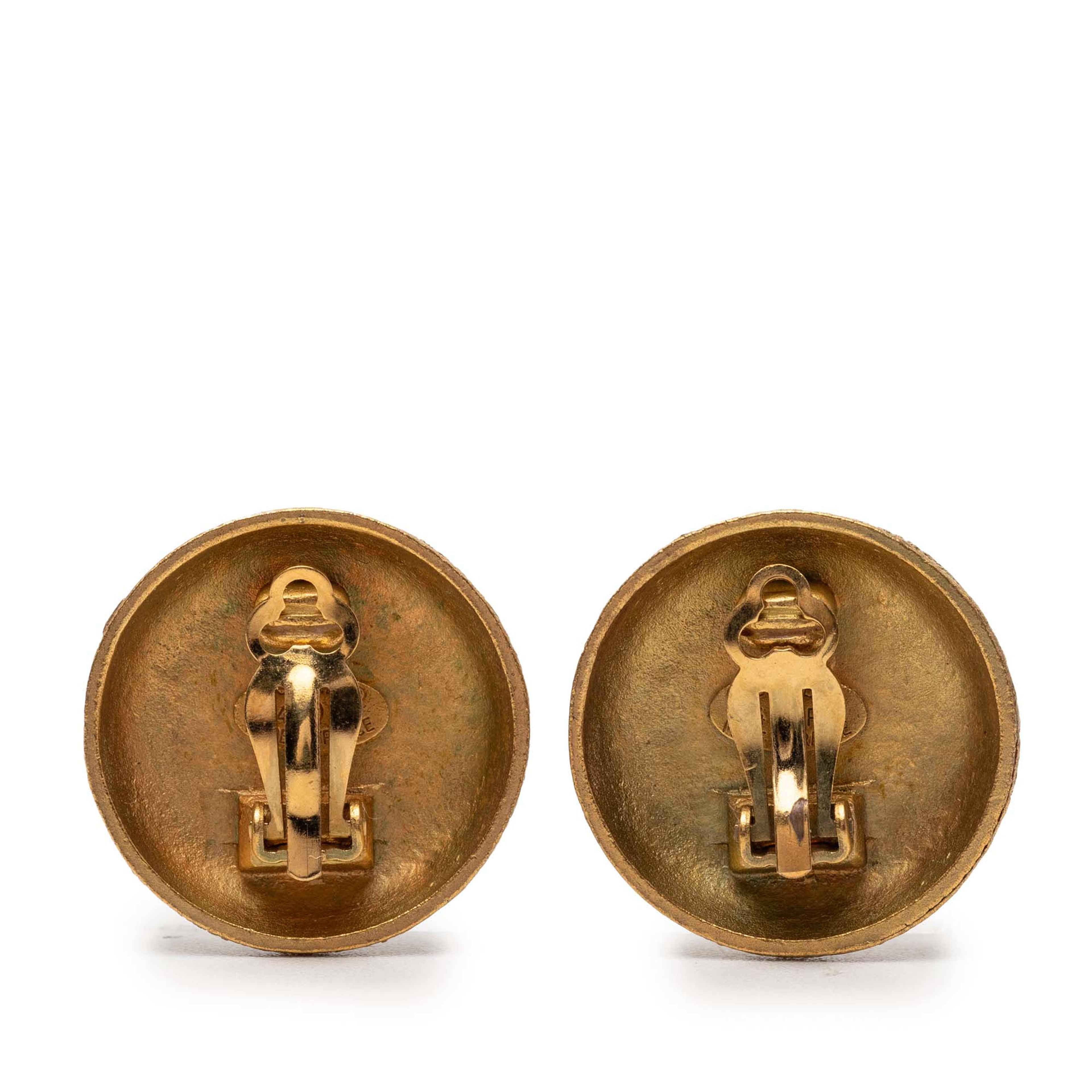 Chanel Gold Plated Cc Round Clip On Earrings, från Luxclusif, i färgen gold. Klicka för att öppna bilden i stort format