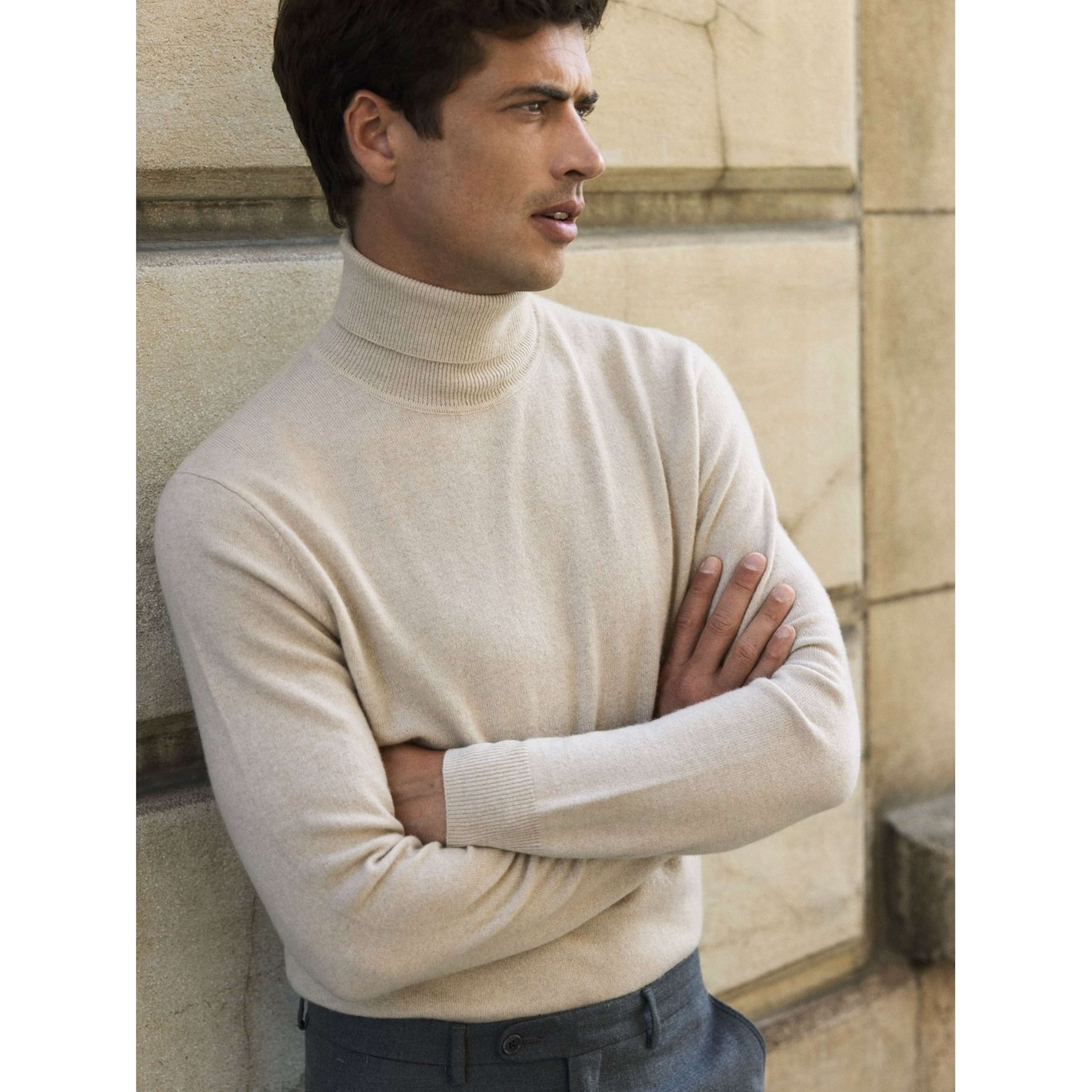 Cashmere Turtleneck Levi, från John Henric, i färgen cream. Klicka för att öppna bilden i stort format