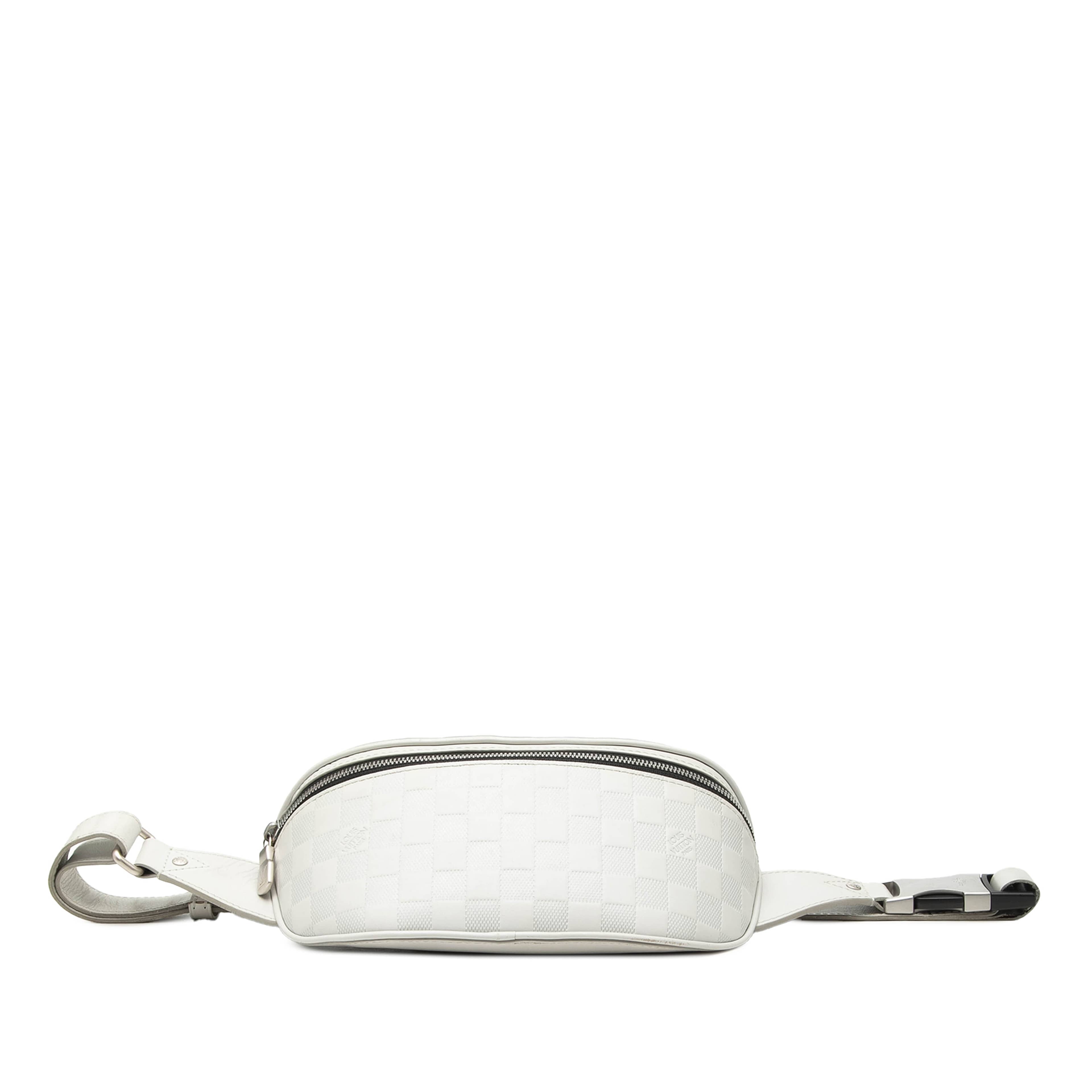 Louis Vuitton Damier Infini Campus Bumbag, från Luxclusif, i färgen white. Klicka för att öppna bilden i stort format