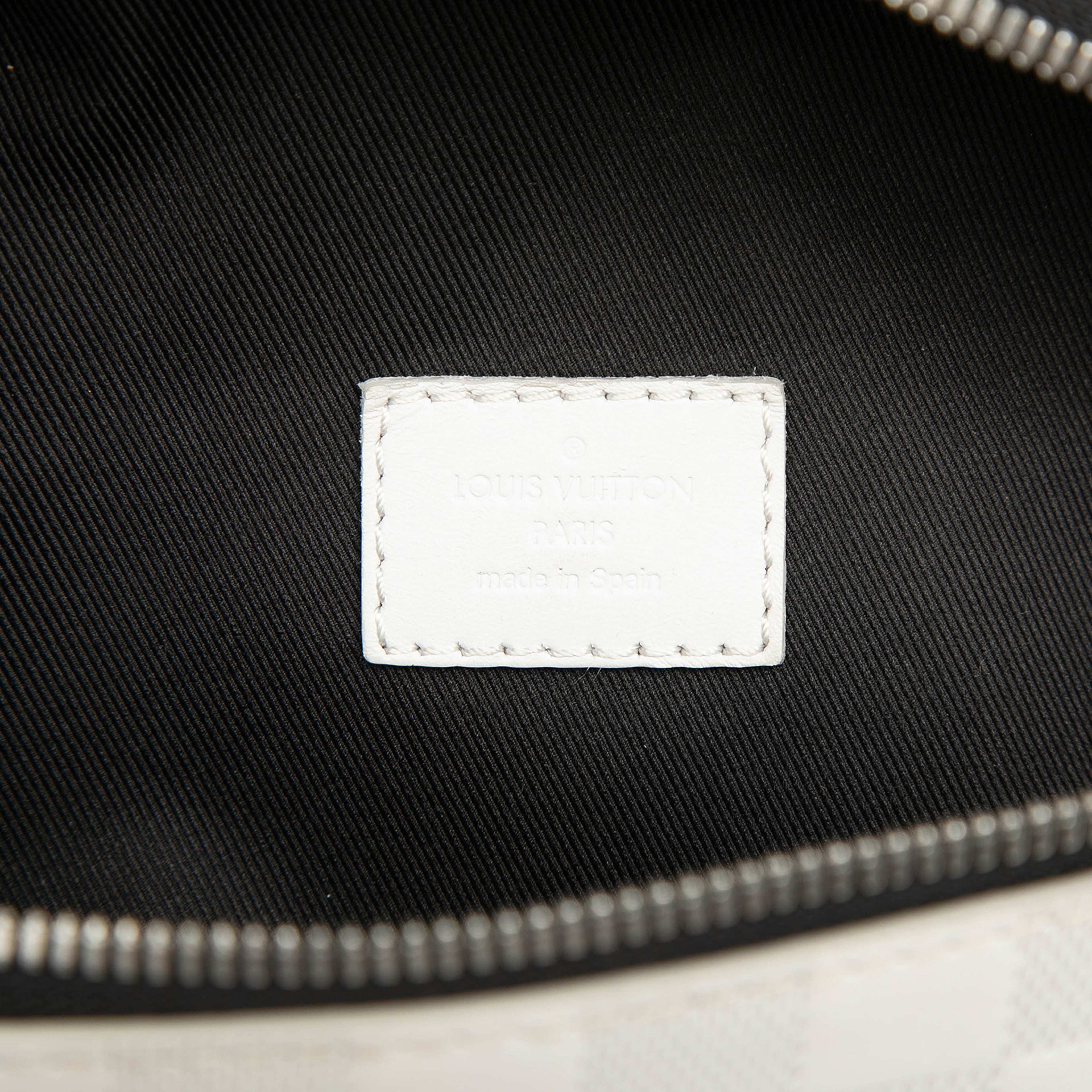 Louis Vuitton Damier Infini Campus Bumbag, från Luxclusif, i färgen white. Klicka för att öppna bilden i stort format