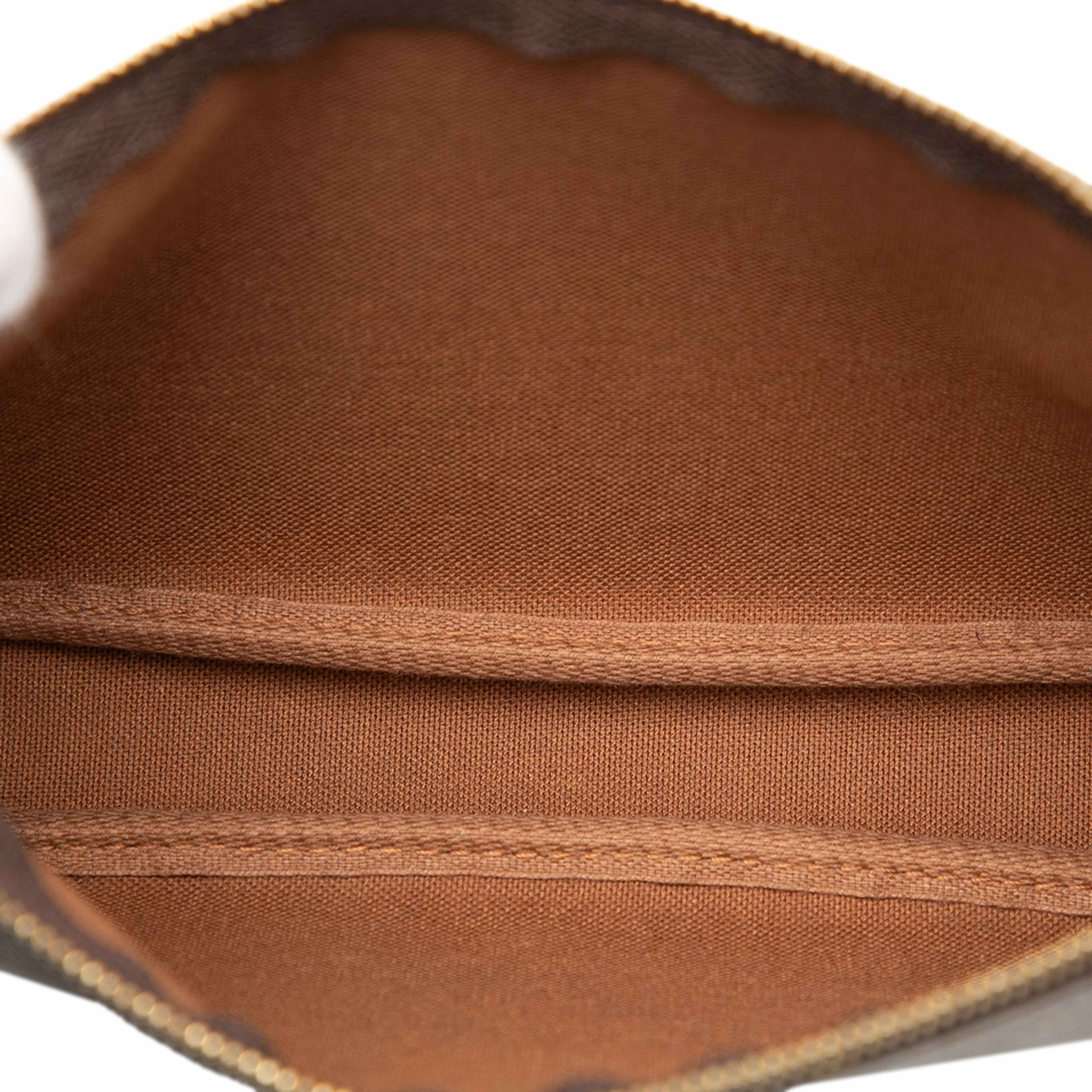 Louis Vuitton Monogram Pochette Accessoires, från Luxclusif, i färgen brown. Klicka för att öppna bilden i stort format