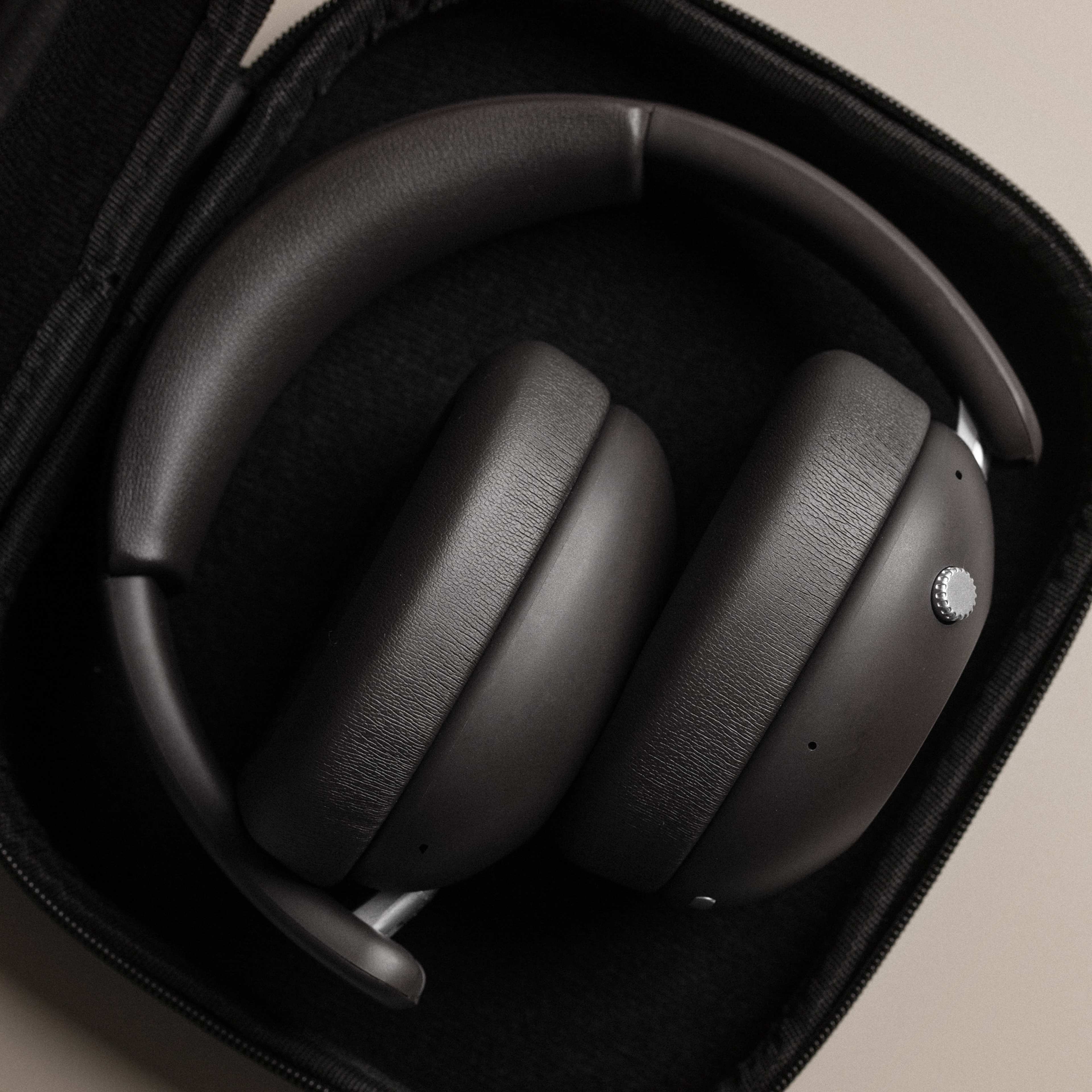 Sudio K3 Pro, från Sudio, i färgen onyx black. Klicka för att öppna bilden i stort format