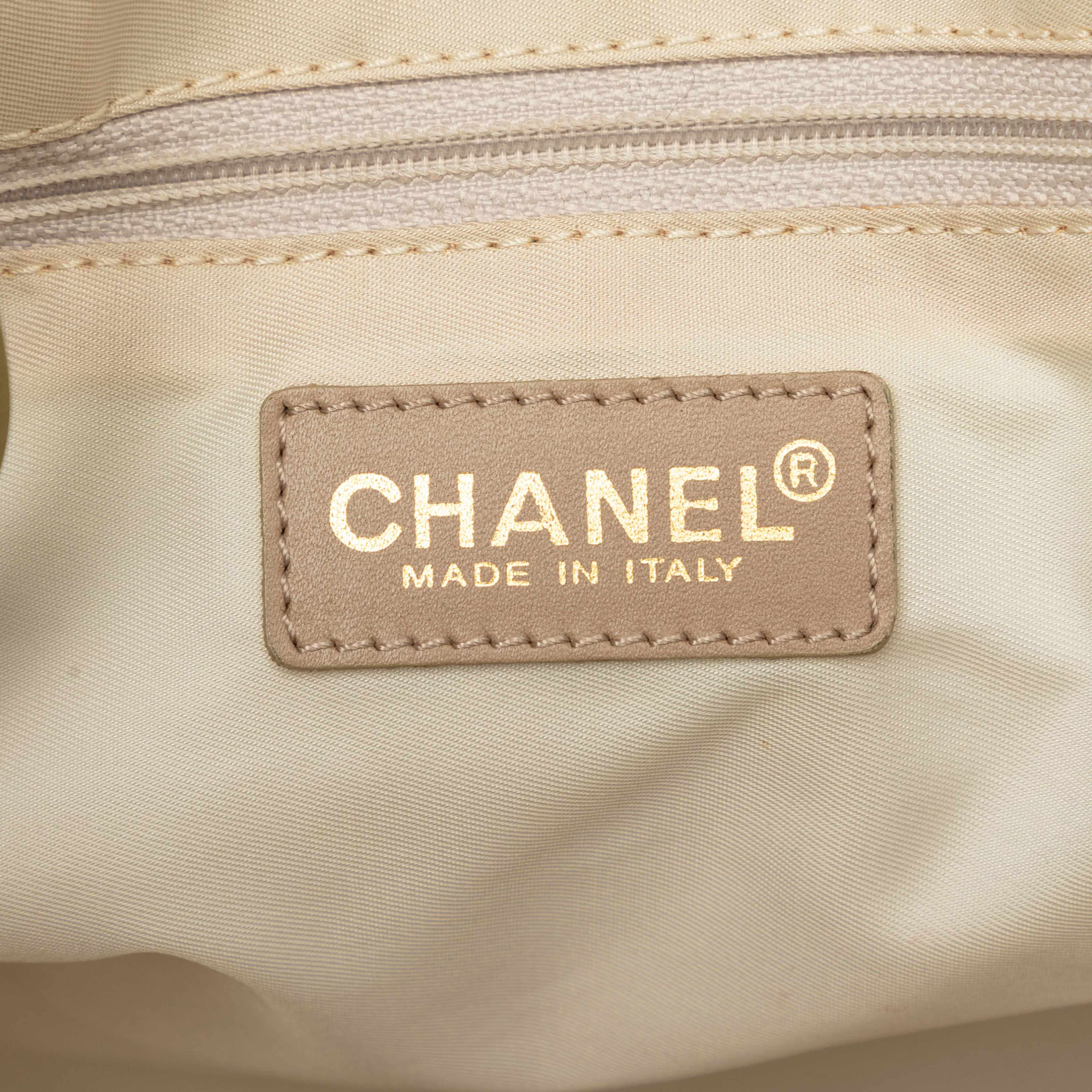 Chanel New Travel Line Nylon Tote, från Luxclusif, i färgen beige. Klicka för att öppna bilden i stort format