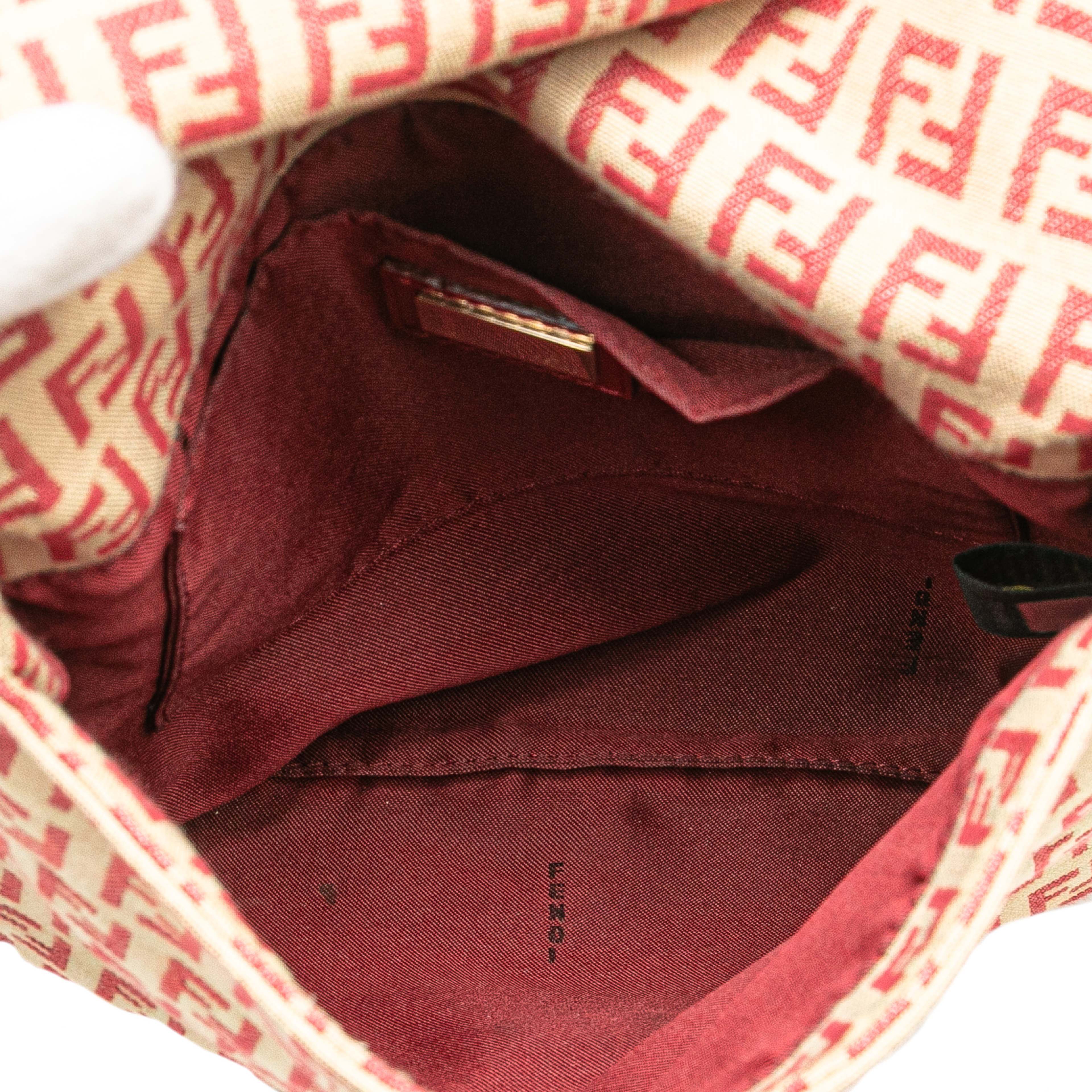 Fendi Zucchino Canvas Flap Crossbody, från Luxclusif, i färgen beige. Klicka för att öppna bilden i stort format