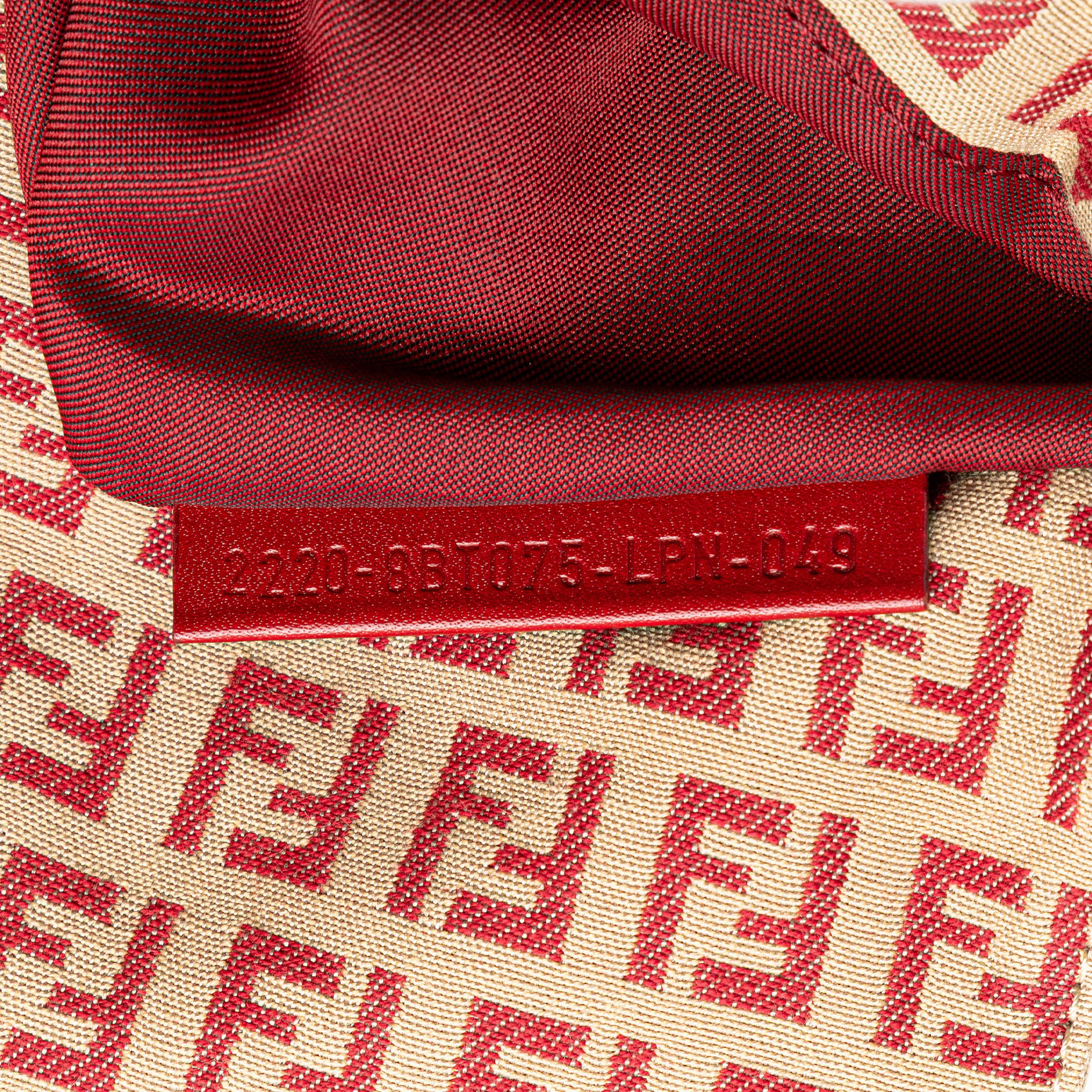 Fendi Zucchino Canvas Flap Crossbody, från Luxclusif, i färgen beige. Klicka för att öppna bilden i stort format