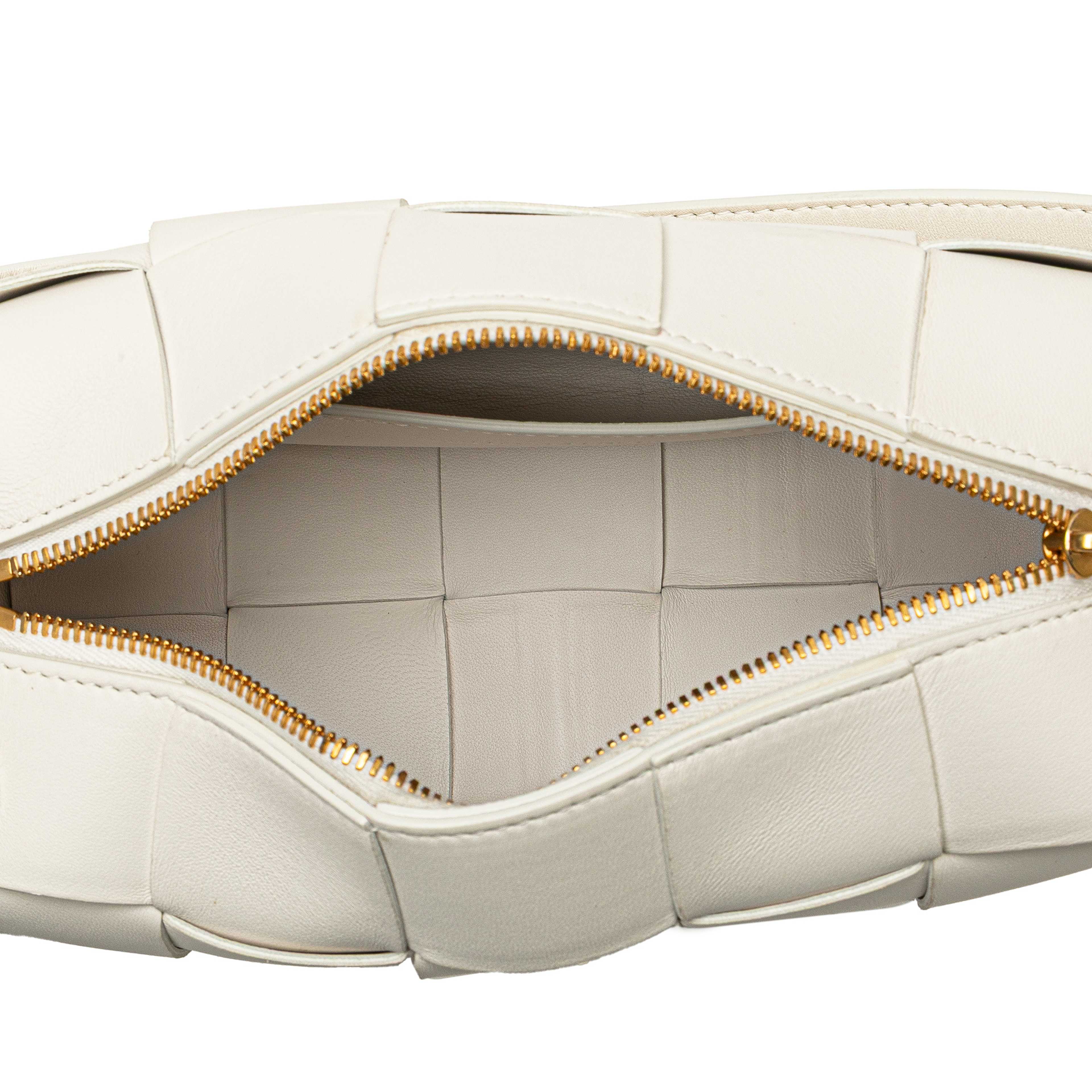 Bottega Veneta Small Lambskin Intrecciato Brick Cassette, från Luxclusif, i färgen white. Klicka för att öppna bilden i stort format