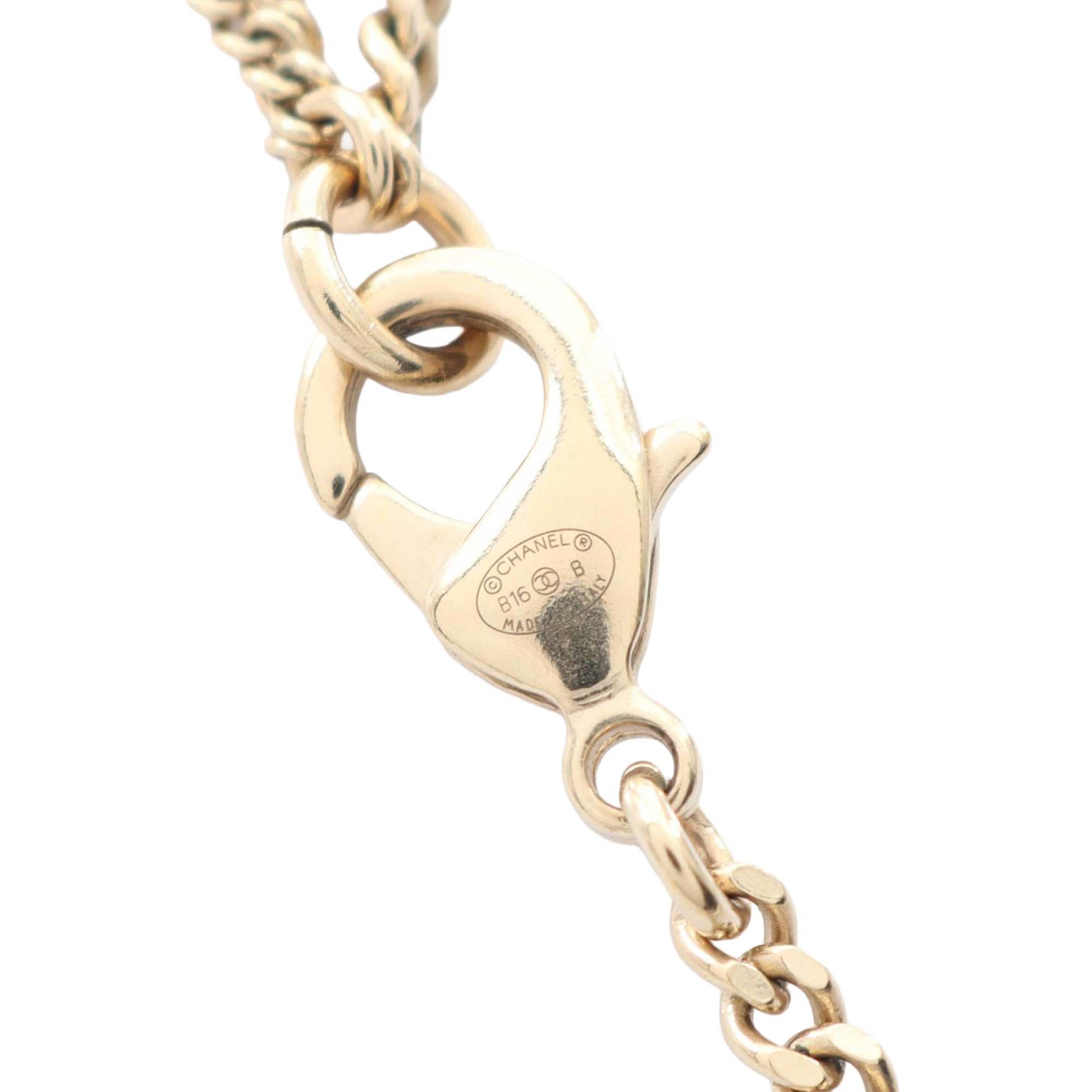 Chanel Gold Plated Faux Pearl Cc Pendant Necklace, från Luxclusif, i färgen gold. Klicka för att öppna bilden i stort format