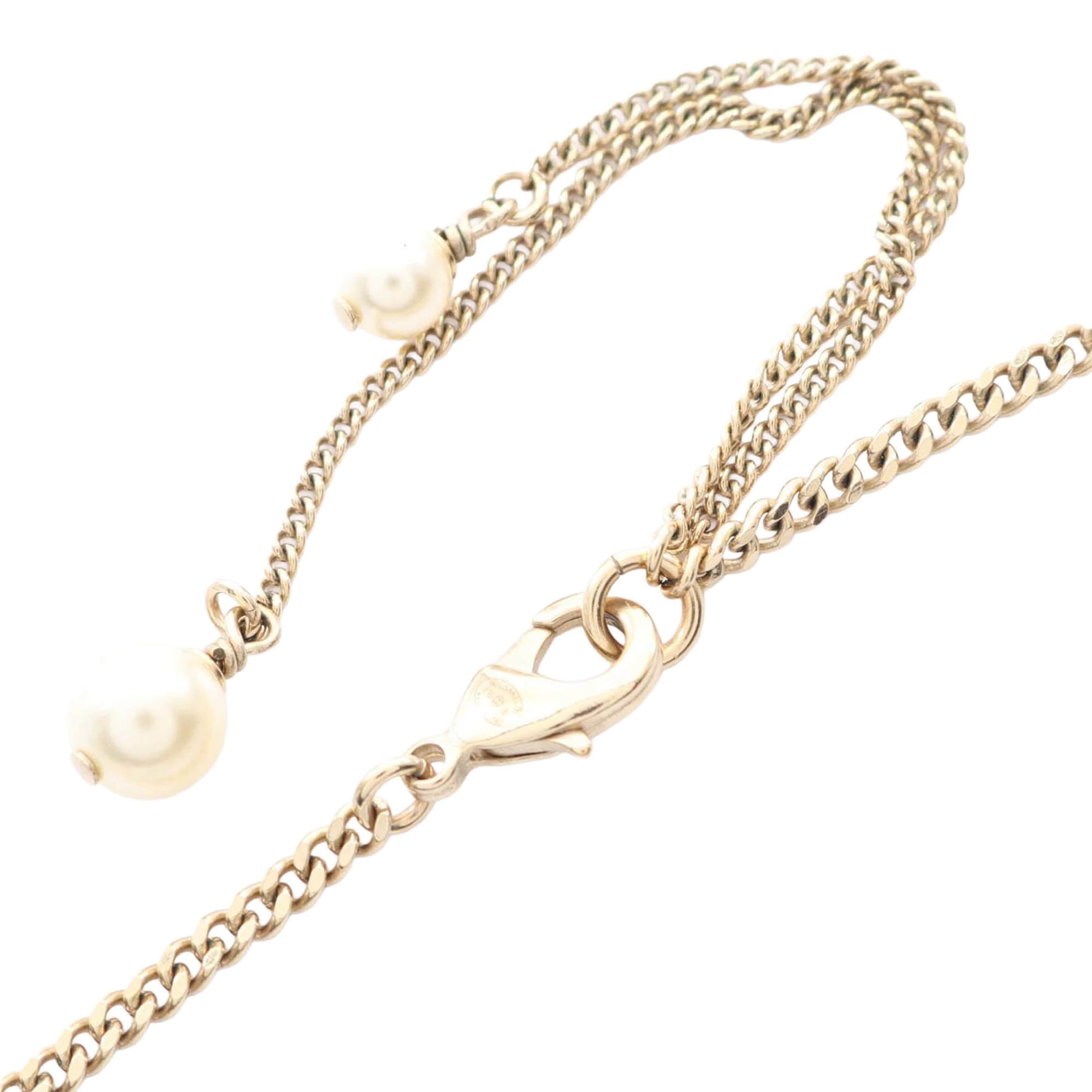 Chanel Gold Plated Faux Pearl Cc Pendant Necklace, från Luxclusif, i färgen gold. Klicka för att öppna bilden i stort format