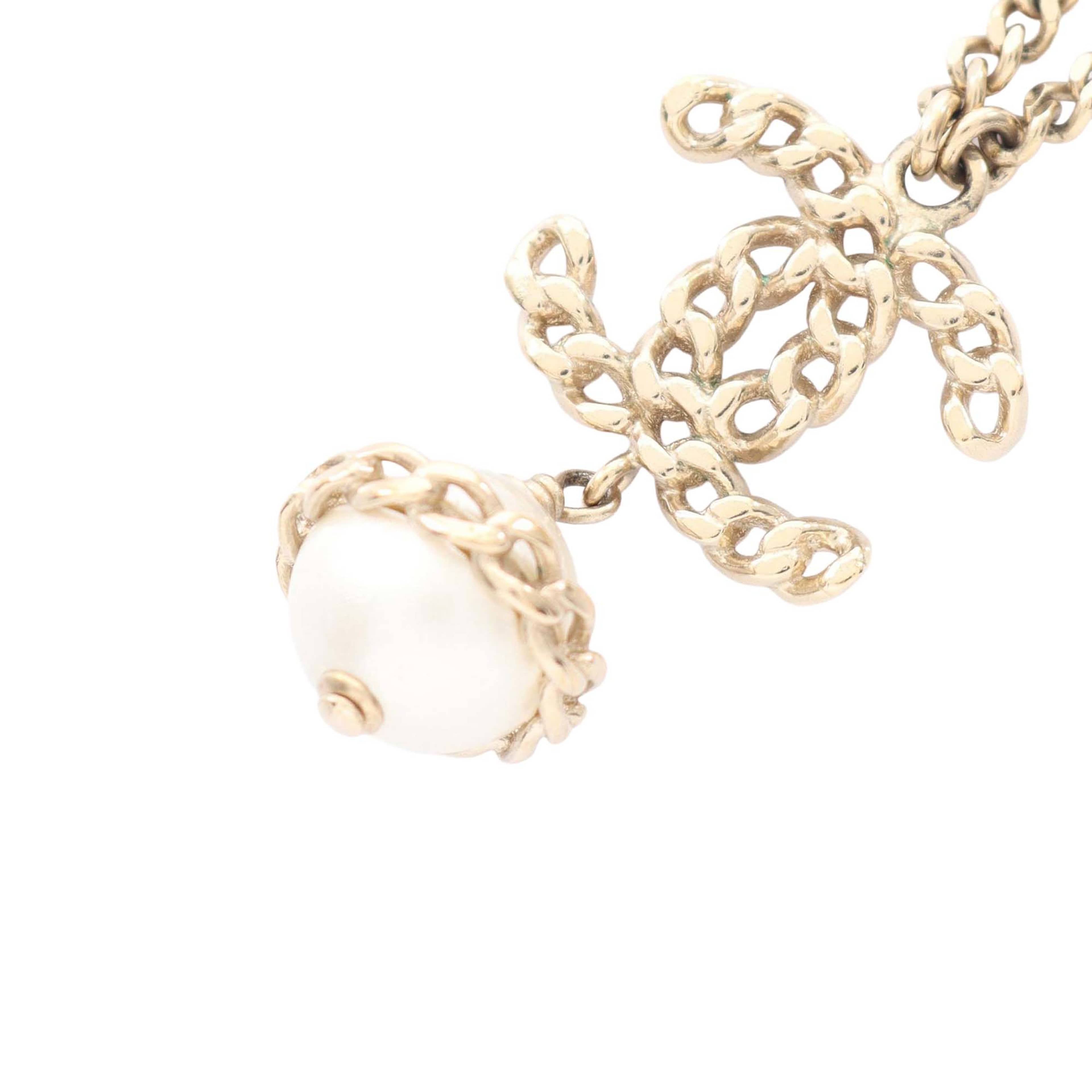 Chanel Gold Plated Faux Pearl Cc Pendant Necklace, från Luxclusif, i färgen guld. Klicka för att öppna bilden i stort format