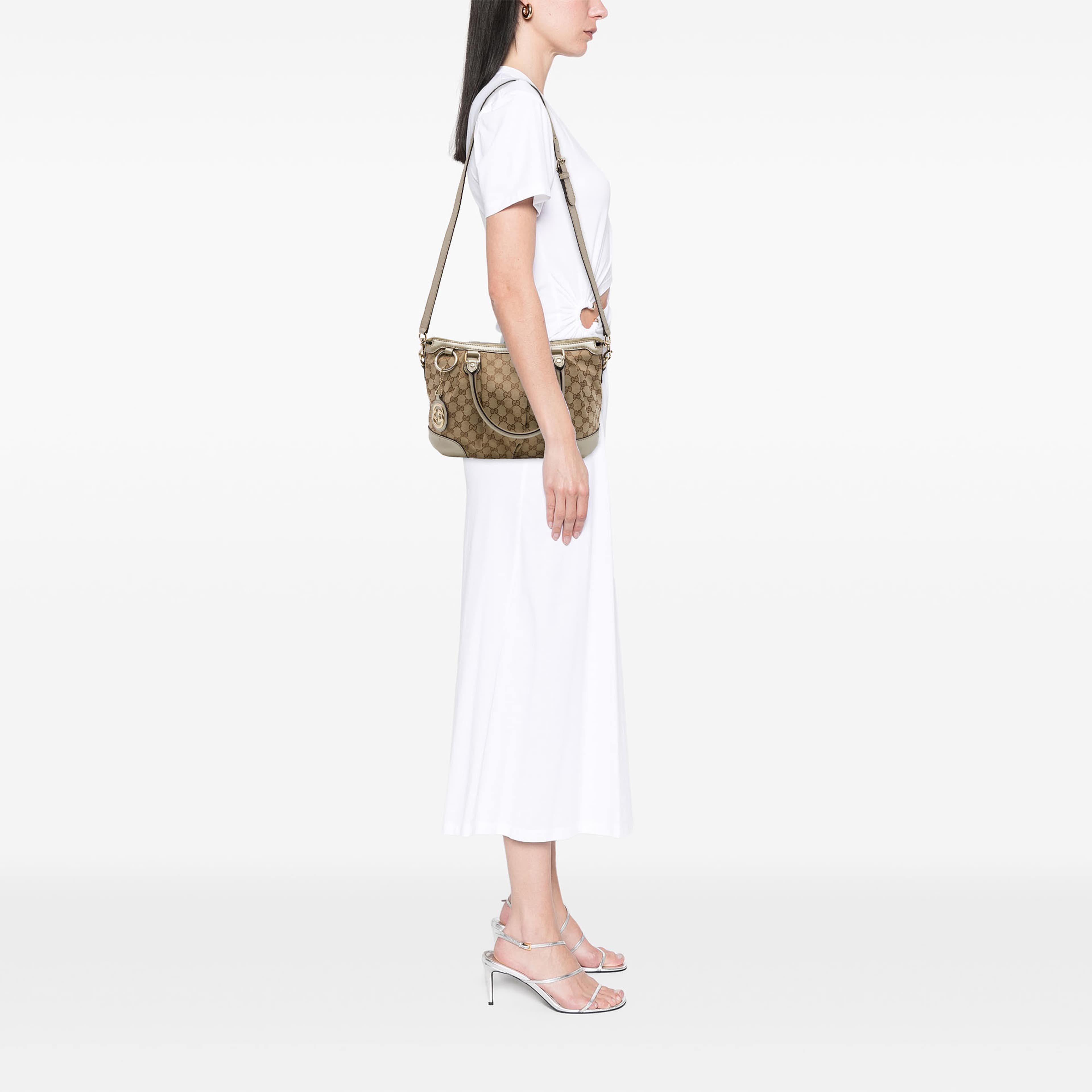 Gucci Gg Canvas Sukey Satchel, från Luxclusif, i färgen beige. Klicka för att öppna bilden i stort format