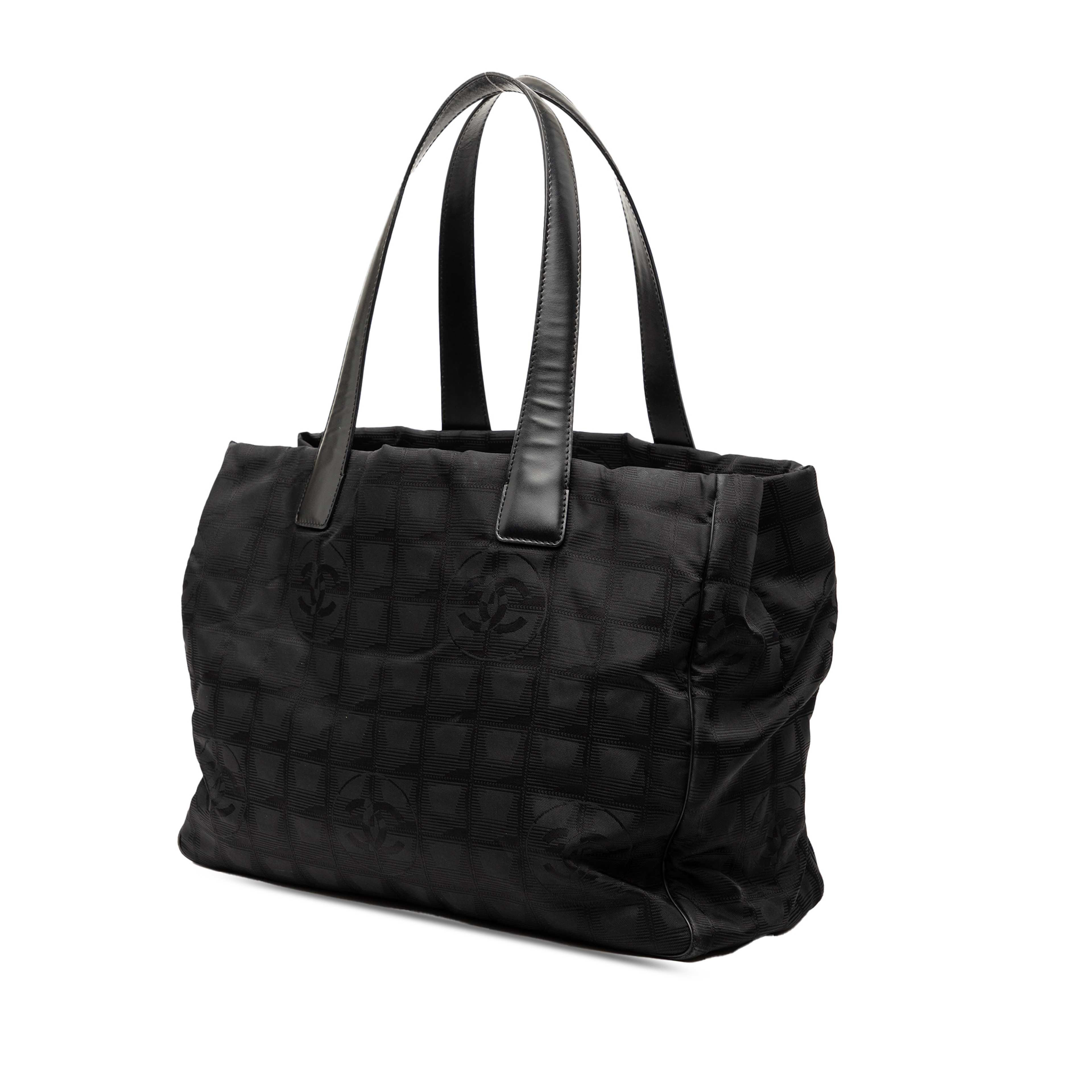 Chanel New Travel Line Nylon Tote, från Luxclusif, i färgen black. Klicka för att öppna bilden i stort format
