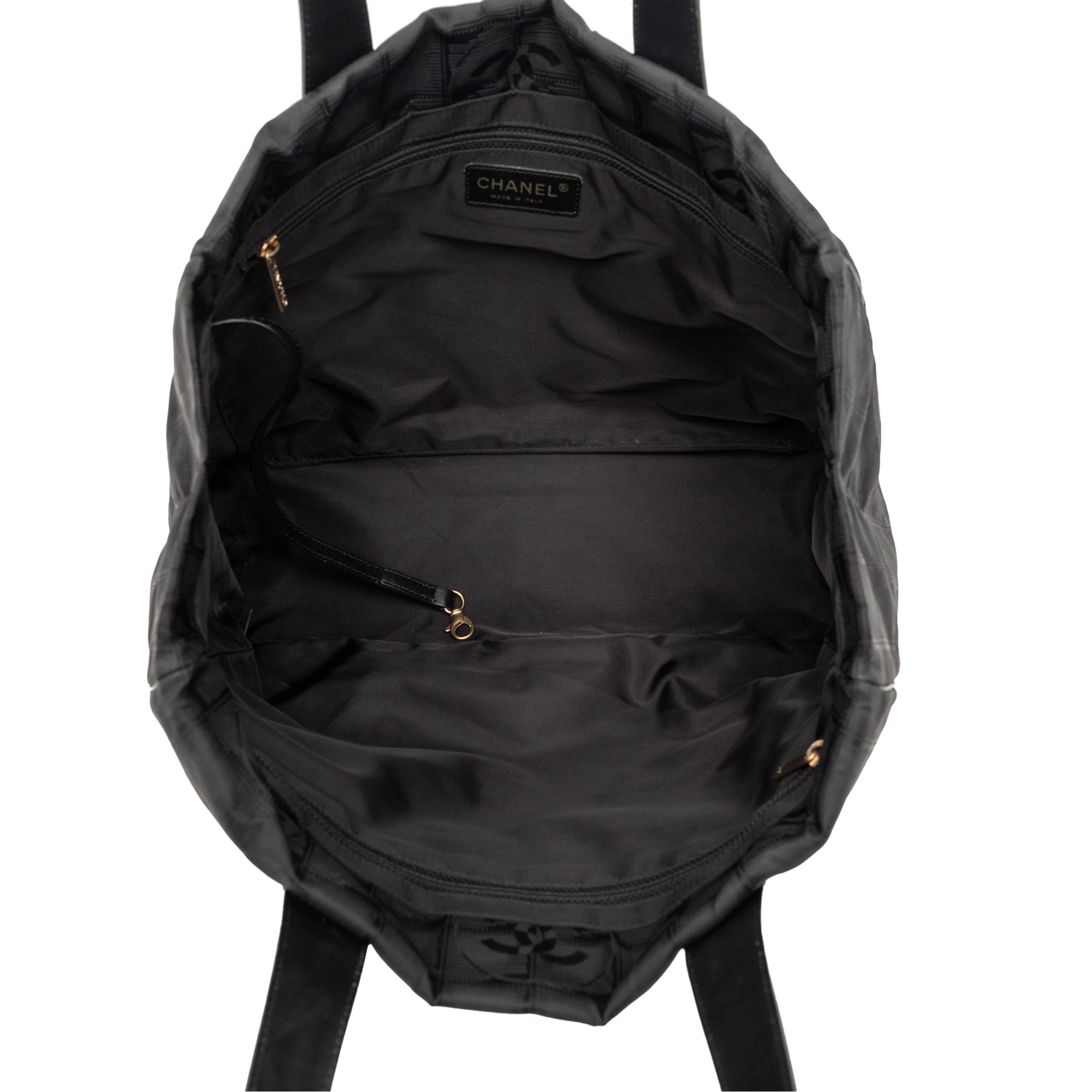 Chanel New Travel Line Nylon Tote, från Luxclusif, i färgen black. Klicka för att öppna bilden i stort format