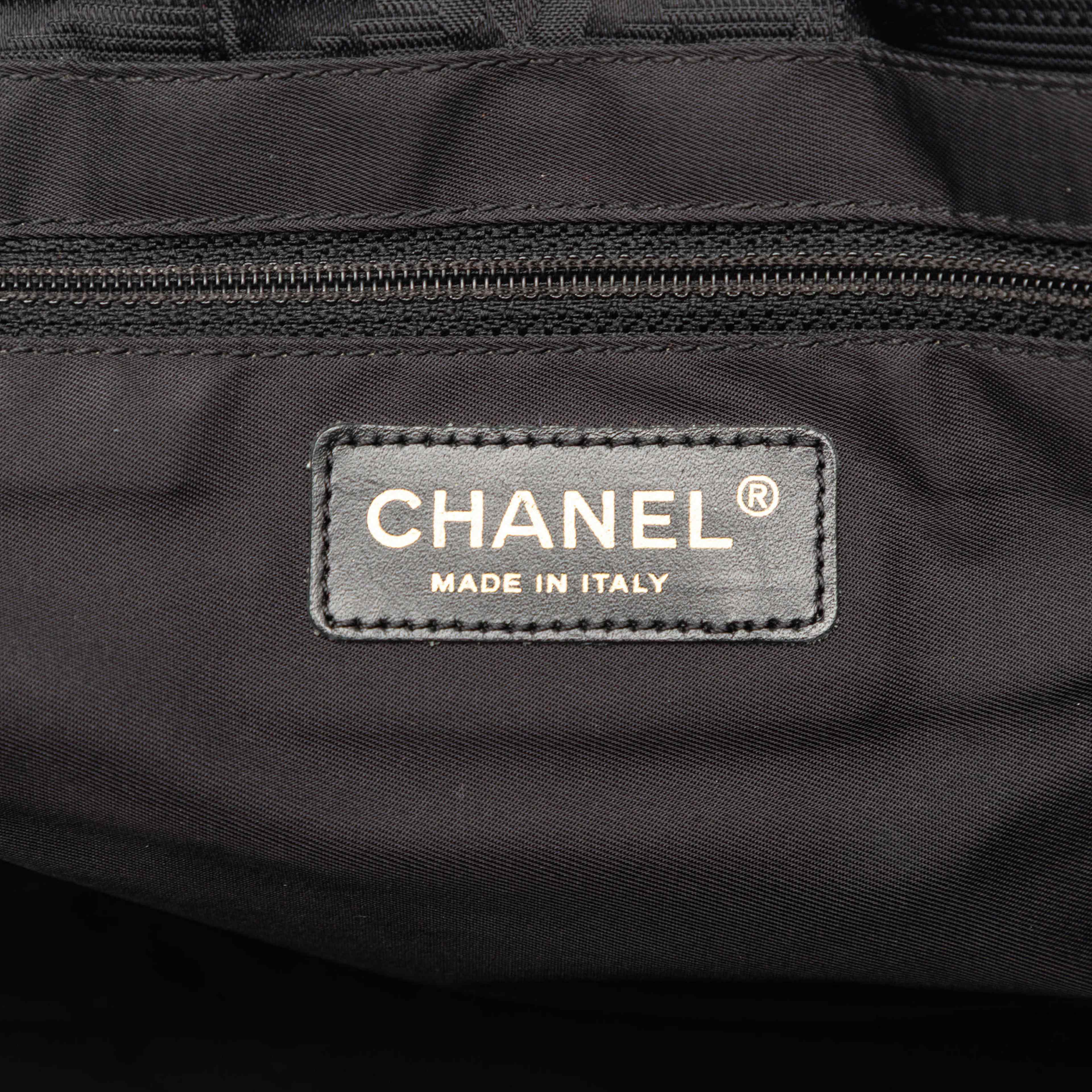 Chanel New Travel Line Nylon Tote, från Luxclusif, i färgen black. Klicka för att öppna bilden i stort format