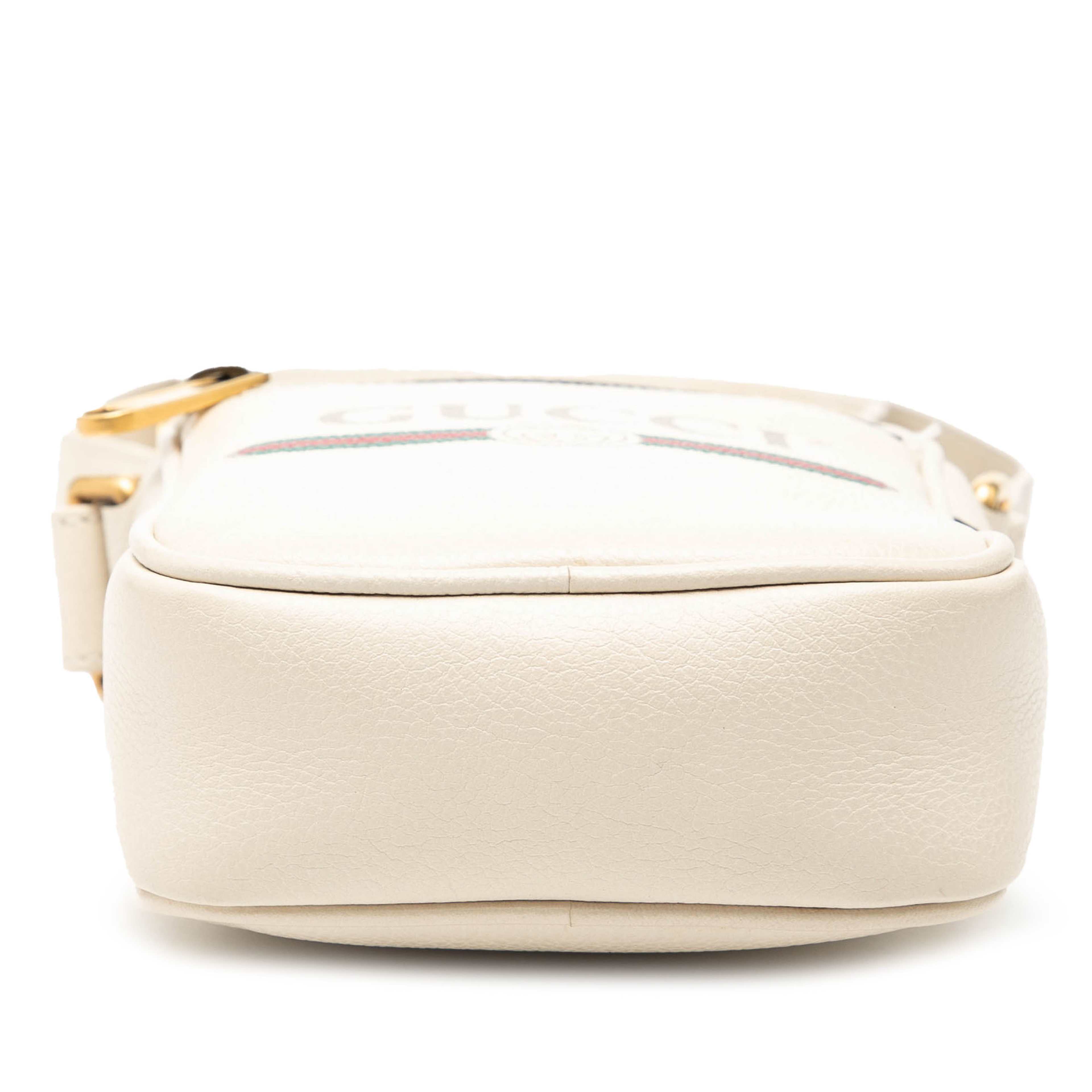 Gucci Mini Grained Calfskin Logo Crossbody, från Luxclusif, i färgen vit. Klicka för att öppna bilden i stort format