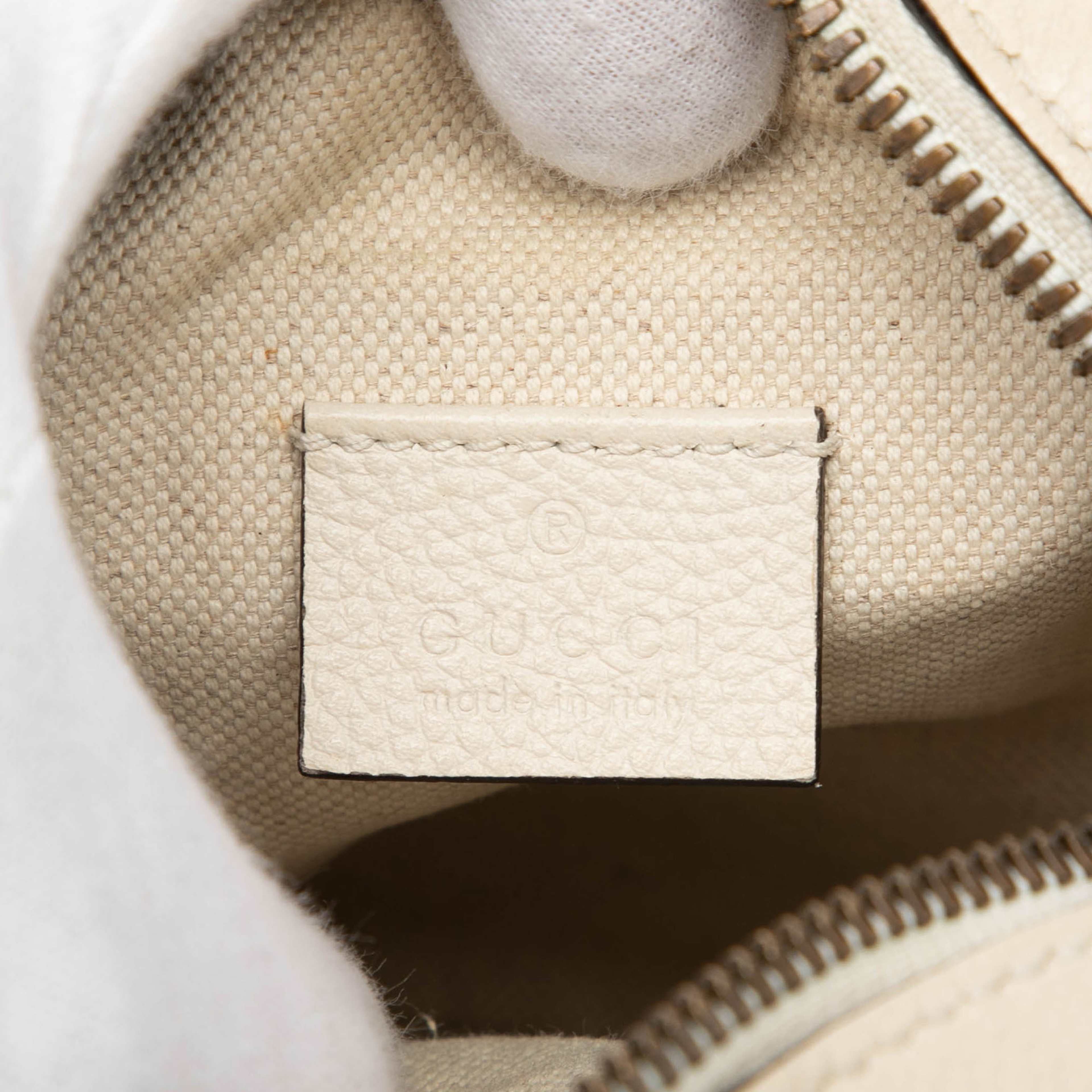 Gucci Mini Grained Calfskin Logo Crossbody, från Luxclusif, i färgen white. Klicka för att öppna bilden i stort format