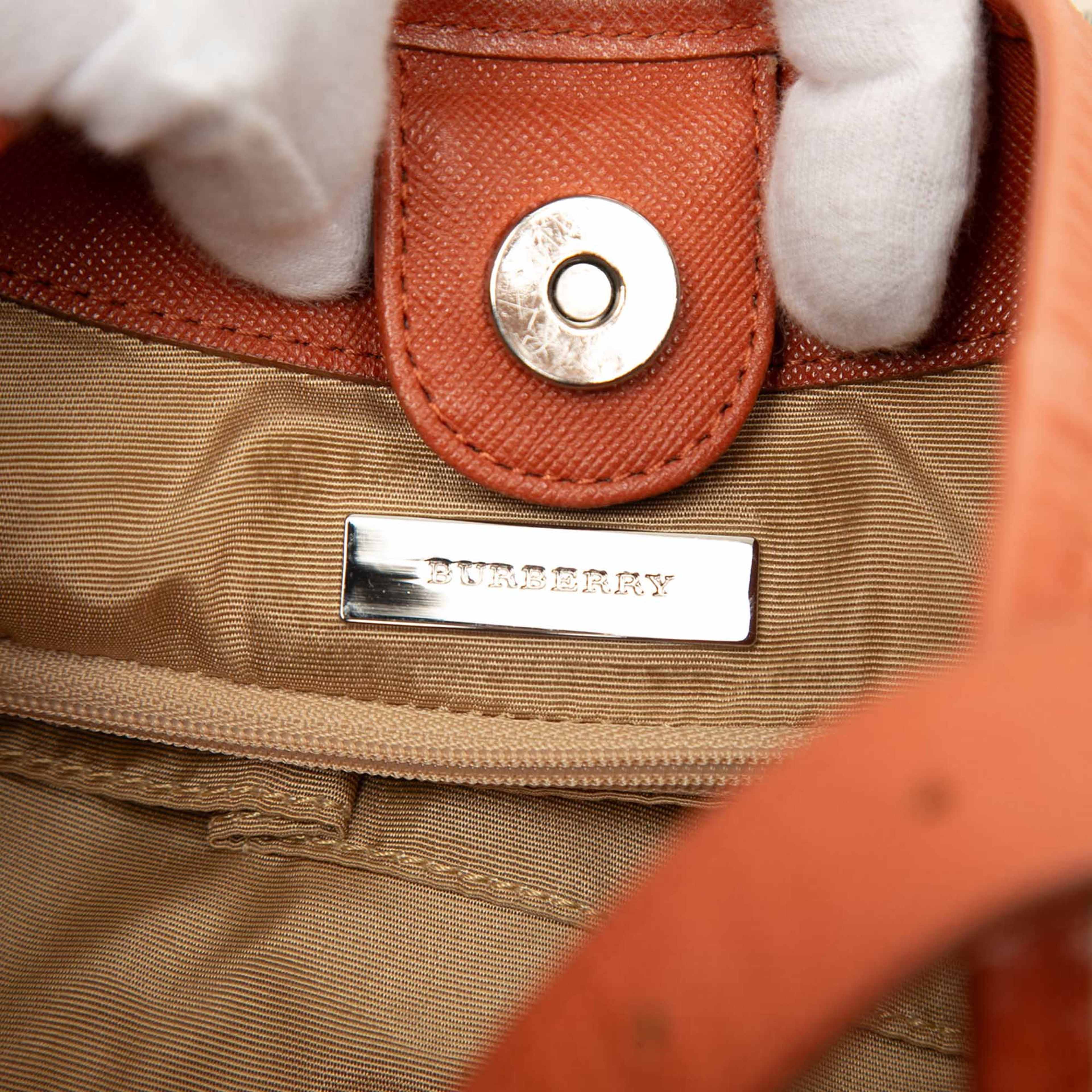 Burberry Nova Check Canvas Hobo, från Luxclusif, i färgen orange. Klicka för att öppna bilden i stort format