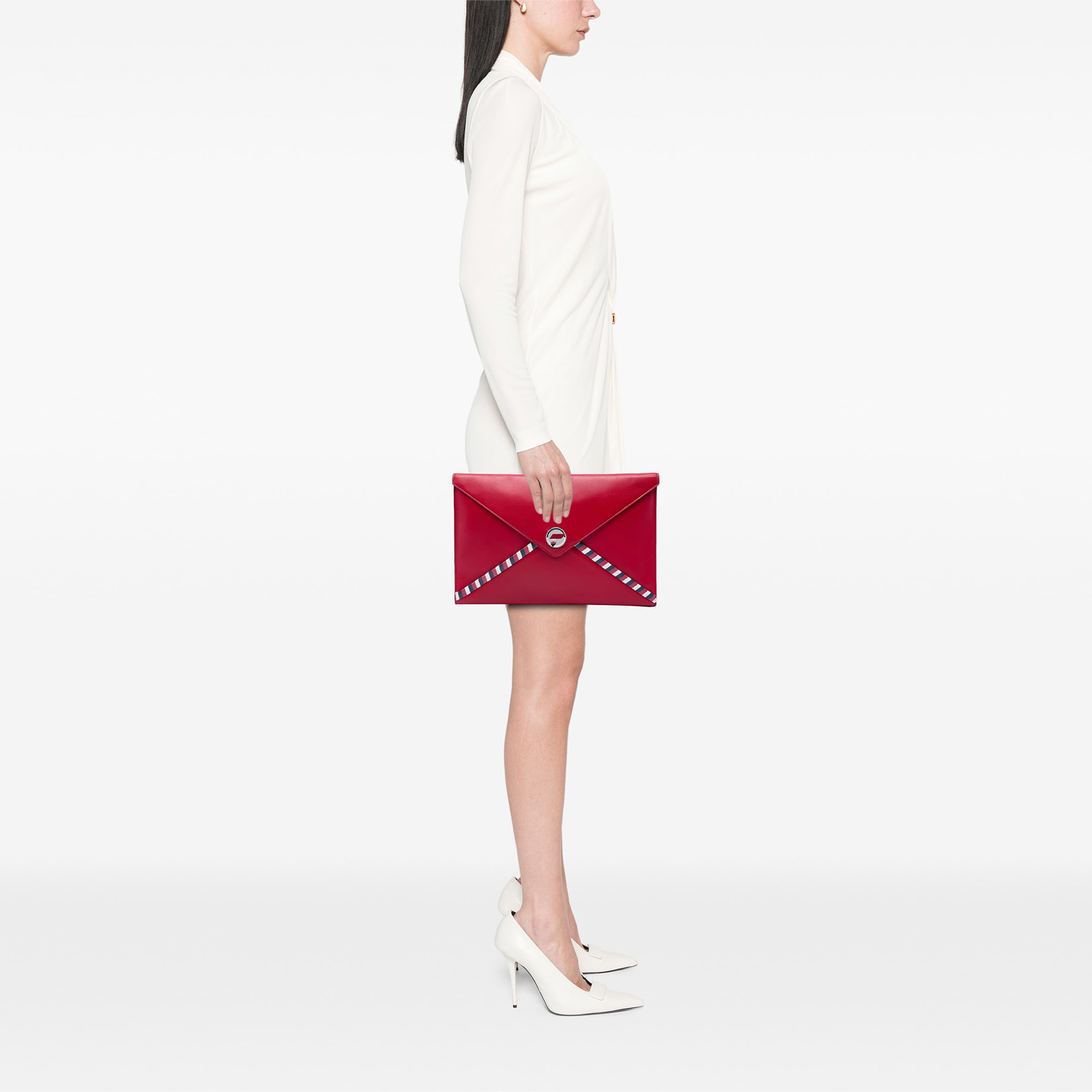 Chanel Cc Lambskin Airlines Envelope Clutch, från Luxclusif, i färgen röd. Klicka för att öppna bilden i stort format